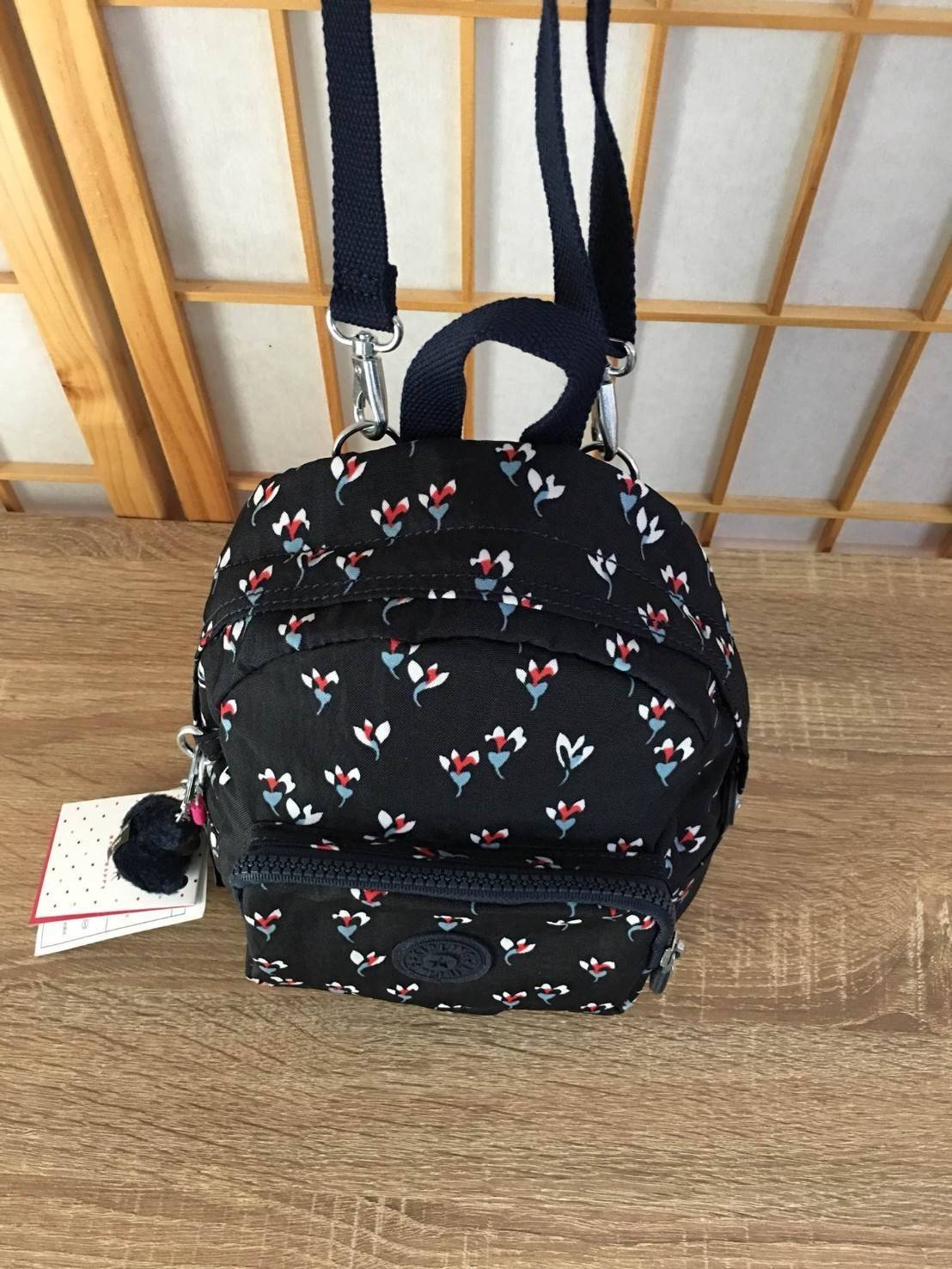 Kipling Mini K12673 กระเป๋าขนาดมินิ ใช้งานได้ถึง 3 แบบ ปรับเป็นเป้สะพายหลัง สะพายข้าง และมีหูหิ้ว ลวดลายสวยน่ารัก มีช่องเก็บหลายช่องแยกเก็บของจุกจิก ด้านข้างมีช่องโล่งไว้ใส่ของที่ต้องหยิบใช้บ่อยครั้ง สะพายได้กับสาวทุกลุคเลยค่ะ ไม่ควรพลาดเลยค่ะรุ่นนี้รีบจอ