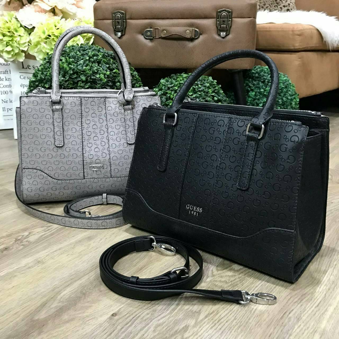 GUESS WOMAN SINGNATURE HANDBAG 2019 กระเป๋าสะพายรุ่นใหม่ล่าสุดจาก GUESS FACTORY หนังสวยอยู่ทรงปั้มลาย Singnature รอบใบ ด้านหน้าประดับโลโก้แบรนด์ ภายในมีโลโก้ ซับในลายแบรนด์ มีช่องแบ่งหลายช่องทั้งช่องซิปและช่องเล็ก ใส่ของแยกเป็นสัดส่วนสะดวกใช้ ขนาดกำลังดีส