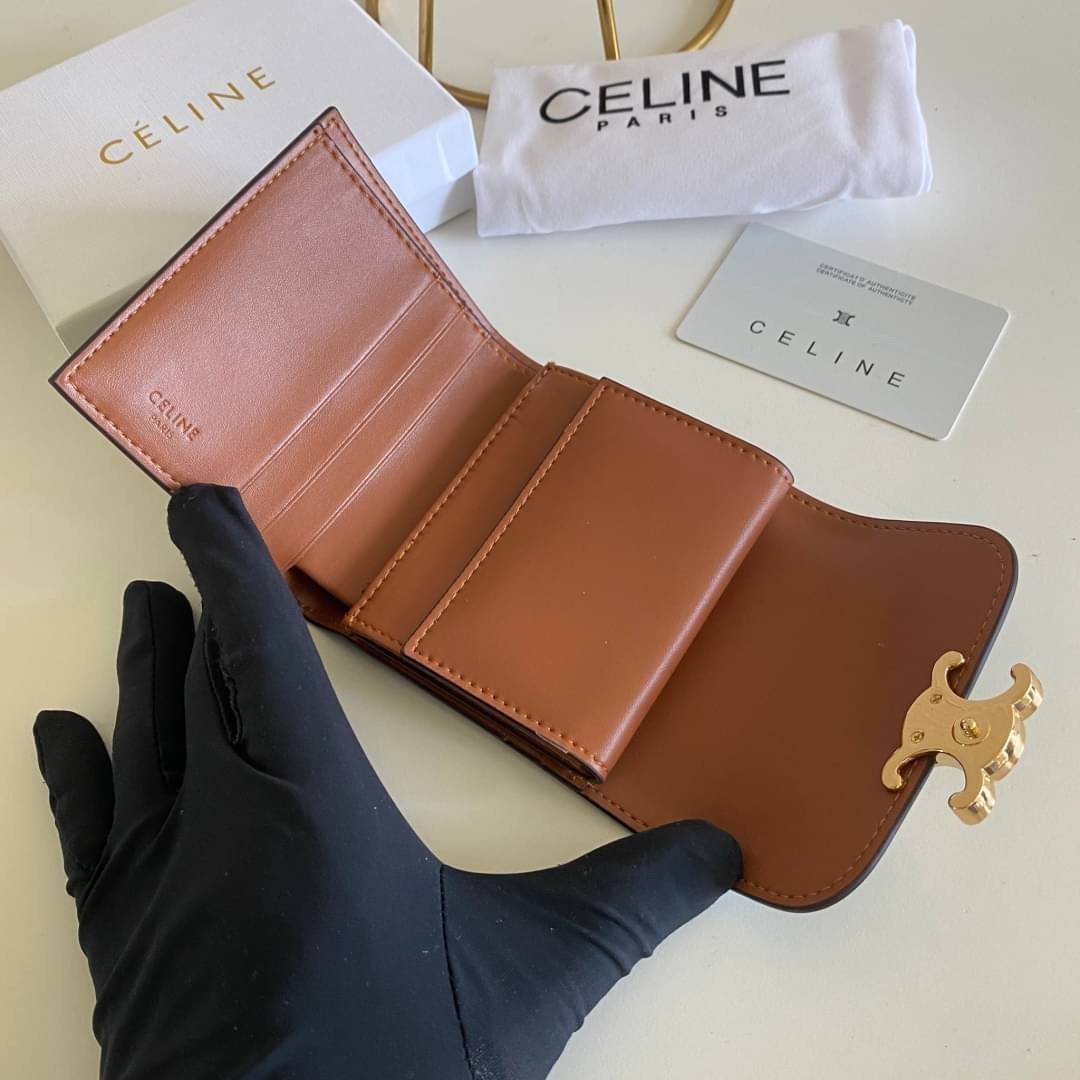 พรีเมี่ยมกิ๊ฟแท้ 100% 】CELINE SMALL TRIOMPHE WALLET IN SHINY SMOOTH LAMBSKIN VIP GIFT WITH PURCHASE (GWP) พรีเมี่ยมกิ๊ฟ Member Gift Limited Edition จาก CELINE HAUTEPARFUME COUNTER กระเป๋าสตางค์งานดี งานสวยสุดๆๆๆ มี 3พับ ขนาดกะทัดรัด รุ่นนี้คลาสสิคมากค่ะ