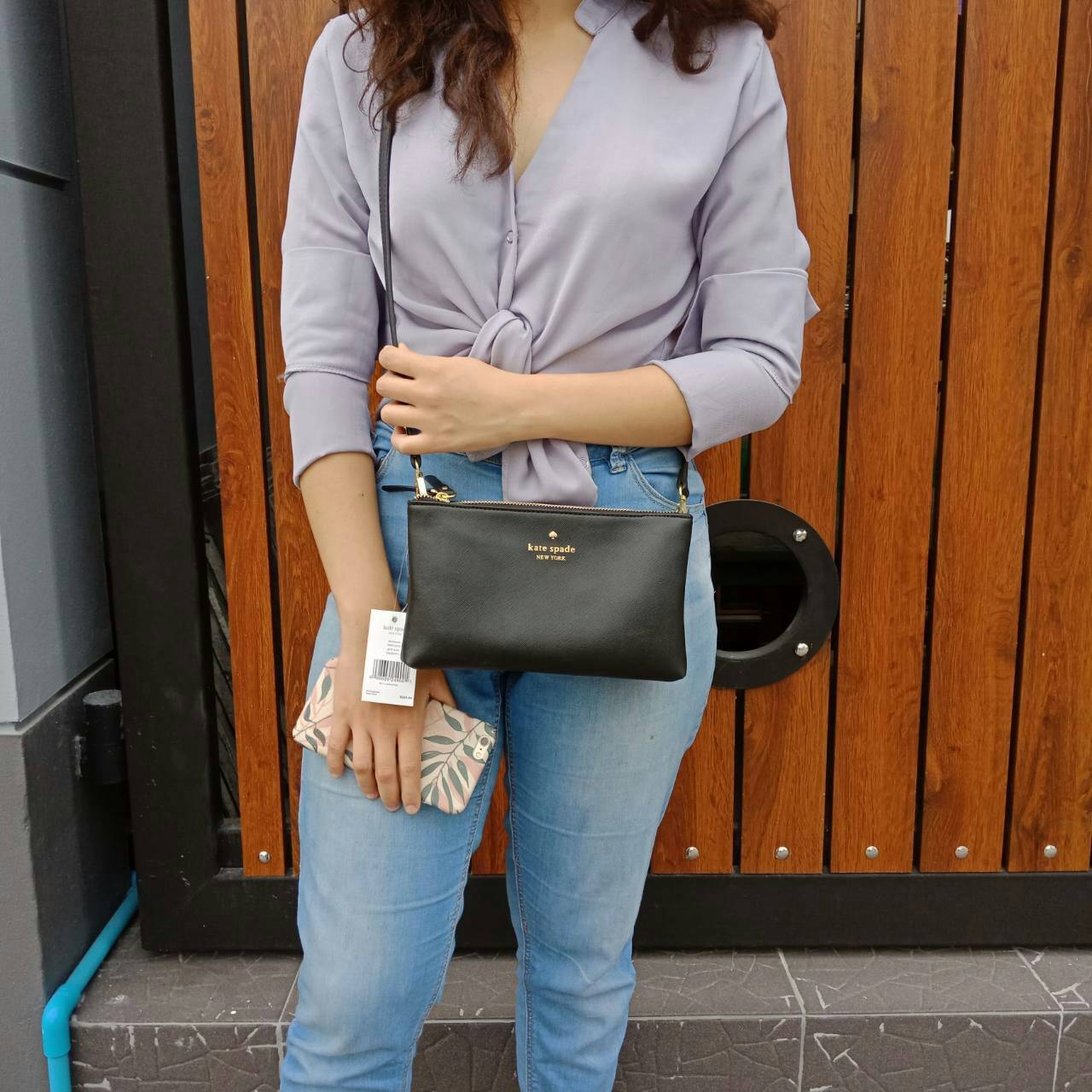 ของแท้ 💯% KATE SPADE NEW YORK กระเป๋าสะพายขนาดน่ารัก หนังนิ่ม มีช่องใส่ของถึง2ช่อง ด้านในแบ่งใส่ของได้เป็นสัดส่วนใส่ iphone6+ได้