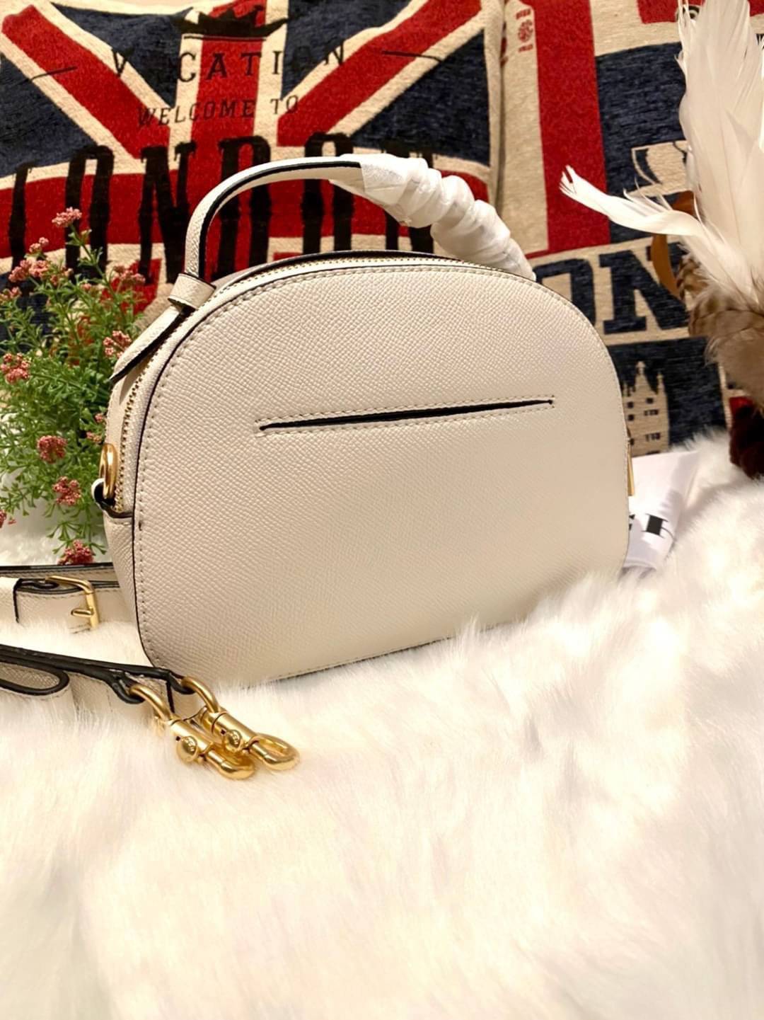 COACH SERENA SATCHEL CROSSBODY BAG กระเป๋าทรงโดมเล็ก น่ารัก แต่ใส่ของได้จุเลยทีเดียว!! มี2ช่องซิปหลัก ช่องค่อนข้างกว้าง สามารถใส่กระเป๋าเงินใบกลางได้;ของจำเป็นอื่นๆได้ครบเลยค่ะ มีช่องเล็กให้ใส่ของจุกจิก ด้านหลังมีช่องเล็กให้อีกช่องค่ะ พร้อมสายยาวถอดออกได้