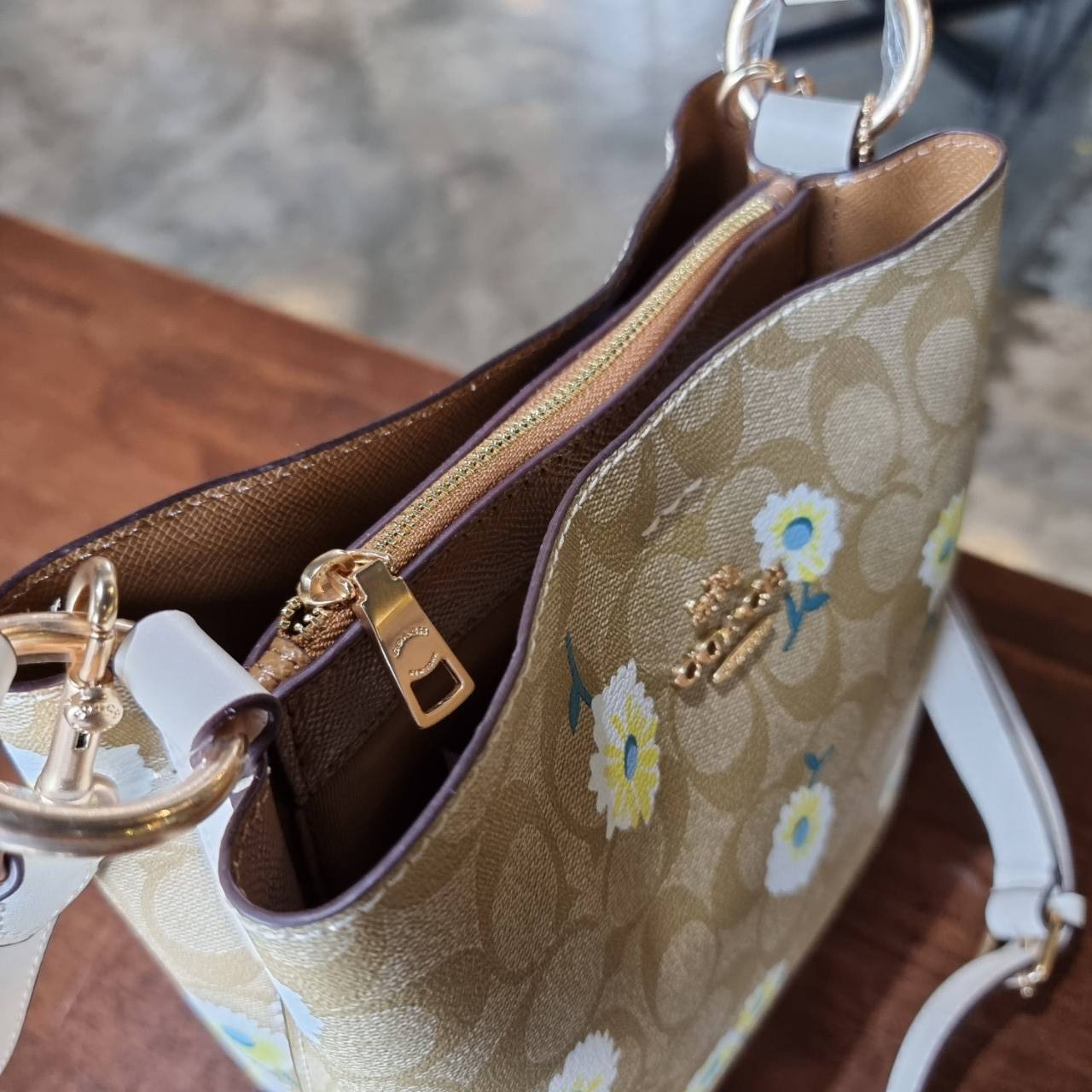 OUTLET 】COACH C3411 SMALL TOWN BUCKET BAG IN SIGNATURE CANVAS WITH DAISY PRINT สวยสดใสมาให้ถึงบ้านจ้า!! กระเป๋าทรงบัคเก็ตยอดฮิต รอบนี้น่ารักมุ้งมิ้งไม่เลิก ดีไซน์ลายดอกเดซี่คละรอบใบ วัสดุหนังแคนวาสเคลือบลาย ปากกระเป๋าเปิด-ปิดด้วยกระดุมแม่เหล็ก 2ฝั่ง มีหูจ