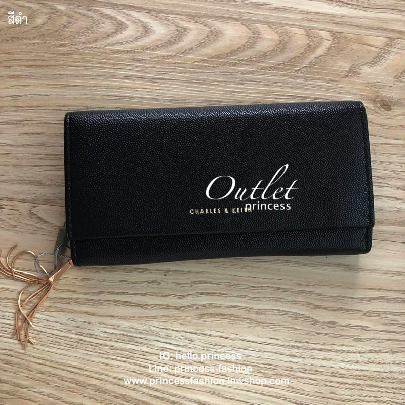 Charles & Keith Basic Long Wallet กระเป๋าสตางค์ใบยาว ตกแต่งด้วยพู่ เปิด – ปิดกระเป๋าด้วยเเม่เหล็กแบบซ่อน ภายในมีช่องใส่บัตร ช่องซิปใส่เหรียญ และช่องใส่ธนบัตร ใส่ iPhone Plus ได้ค่ะ ด้านหลังมีช่อง 1 ช่อง