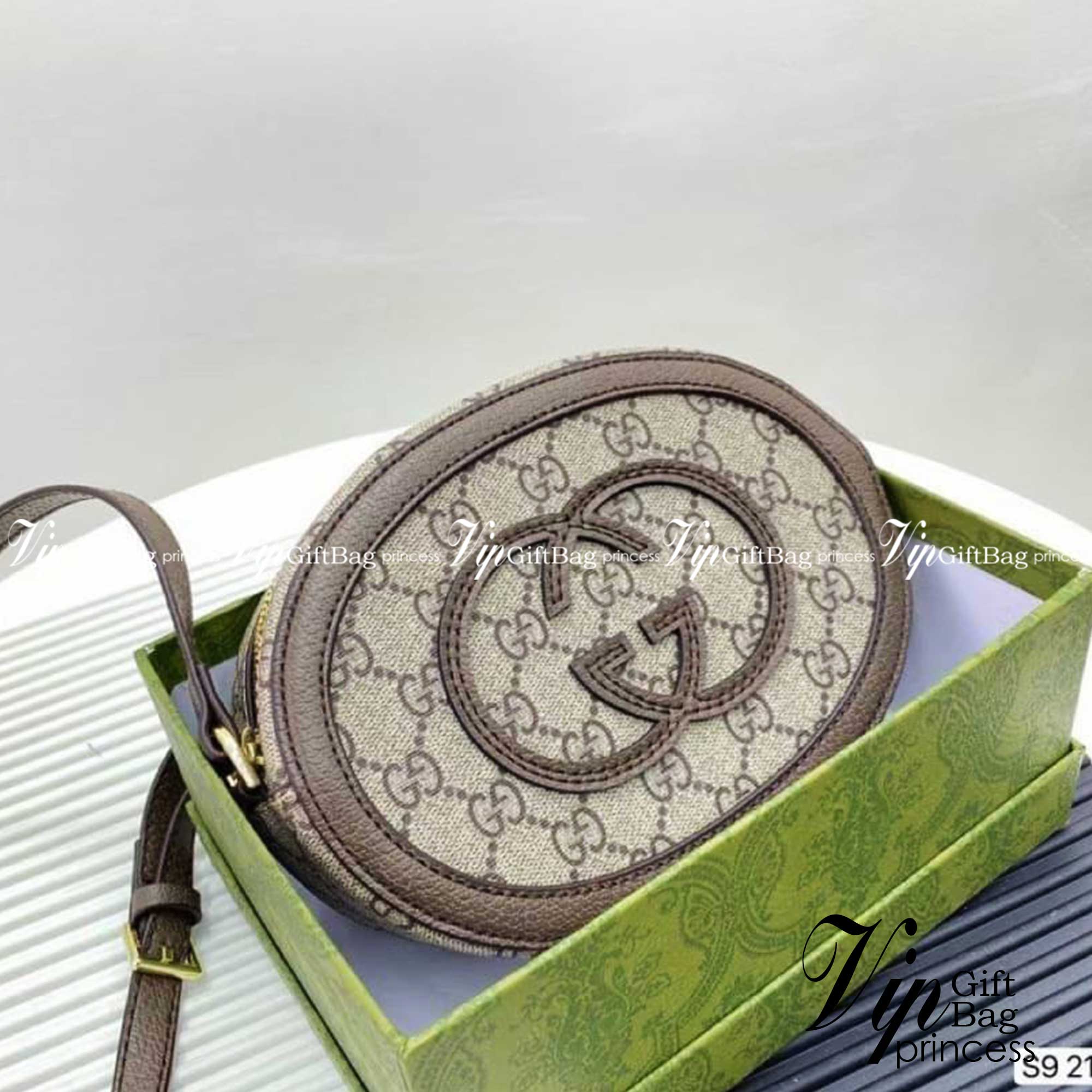 GUCCI Mini GG Round Shoulder Bag / Gucci circle bag กระเป๋าสะพายทรงกลมสุดคิ๊ว คอลเลคชั่นใหม่ น่ารักมาก วัสดุหนังแคนวาสสลับหนังแท้ เปิดปิดด้วยซิป ใส่ของจุกจิกได้เยอะสำหรับสาวสาวที่ไม่ชอบใบใหญ่ใบนี้ตอบโจทย์เลยค่ะ