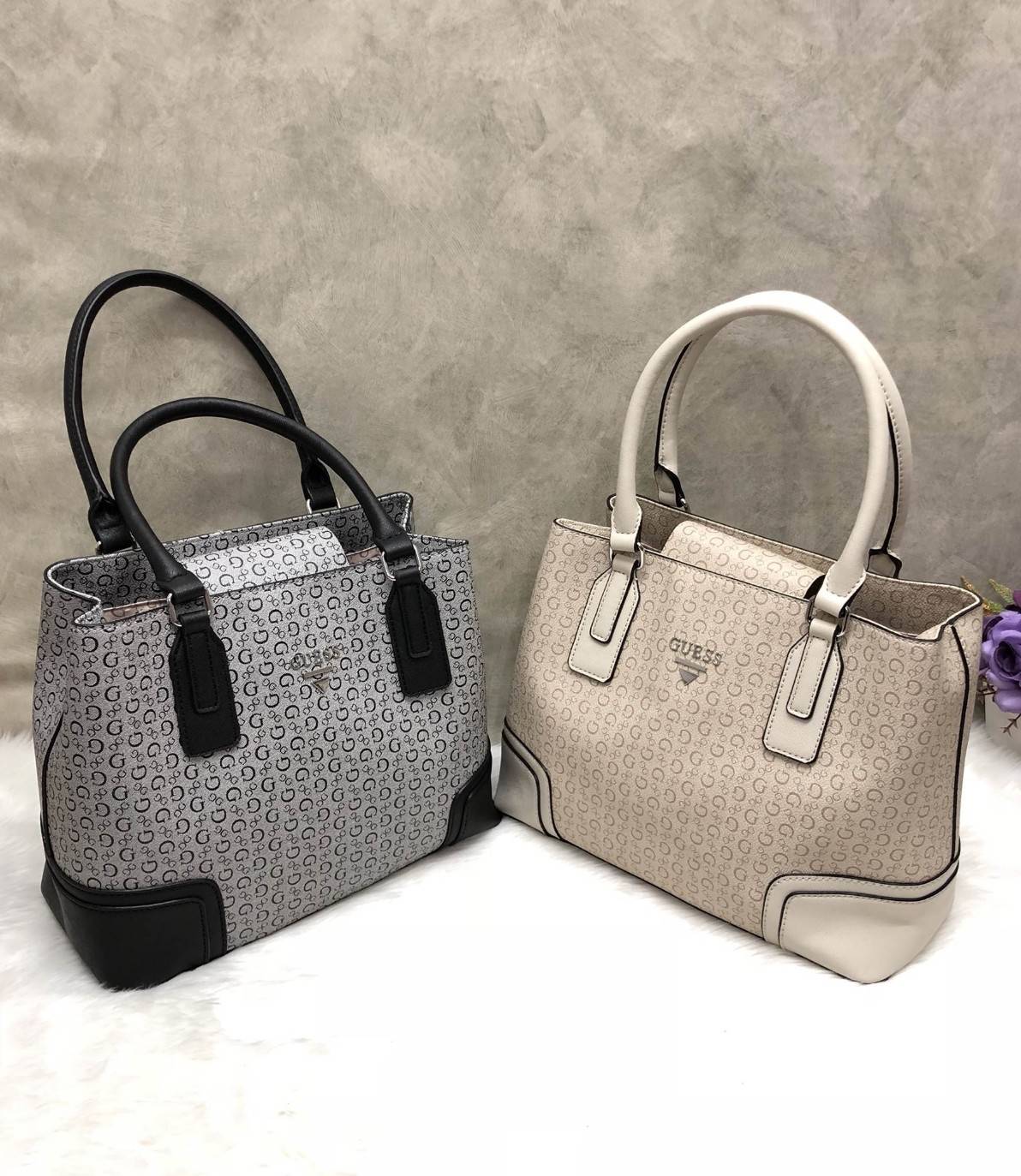 New GUESS FOXWOOD LARGE BAG พร้อมส่ง!!! กระเป๋าถือหรือสะพายแบบคล้องไหล่ได้ วัสดุหนังลายGทั้งใบ ด้านหน้าติดโลโก้แบรนด์หรู เปิดปิดกระเป๋าแบบแบบแม่เหล็ก ด้านในมี3ช่อง มีข่องซิปกลาง ช่องหลักหน้าหลัง ภายในช่องกว้างมากค่ะ ใส่ของจุทีเดียว พร้อมช่องเล็กใส่ของจุกจ