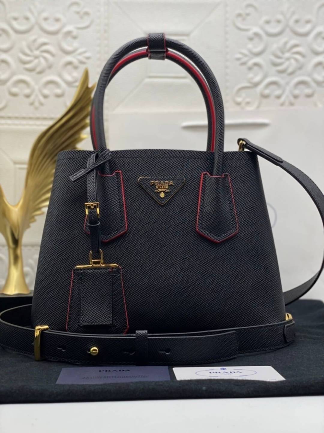 25cm Prada Small Saffiano Leather Double Bag / Prada Double Bag กระเป๋าสะพายพราด้า อีกหนึ่งรุ่นฮิต ให้พื้นที่จุของกว้างขวาง เป็น Tote Bag ใช้งานง่าย ได้ทุกที่ ทุกโอกาส ด้วยขนาดของกระเป๋าที่สามารถจุของได้หลากหลาย เป็นอีกรุ่นที่เหมาะสมสำหรับการเป็น Everyday