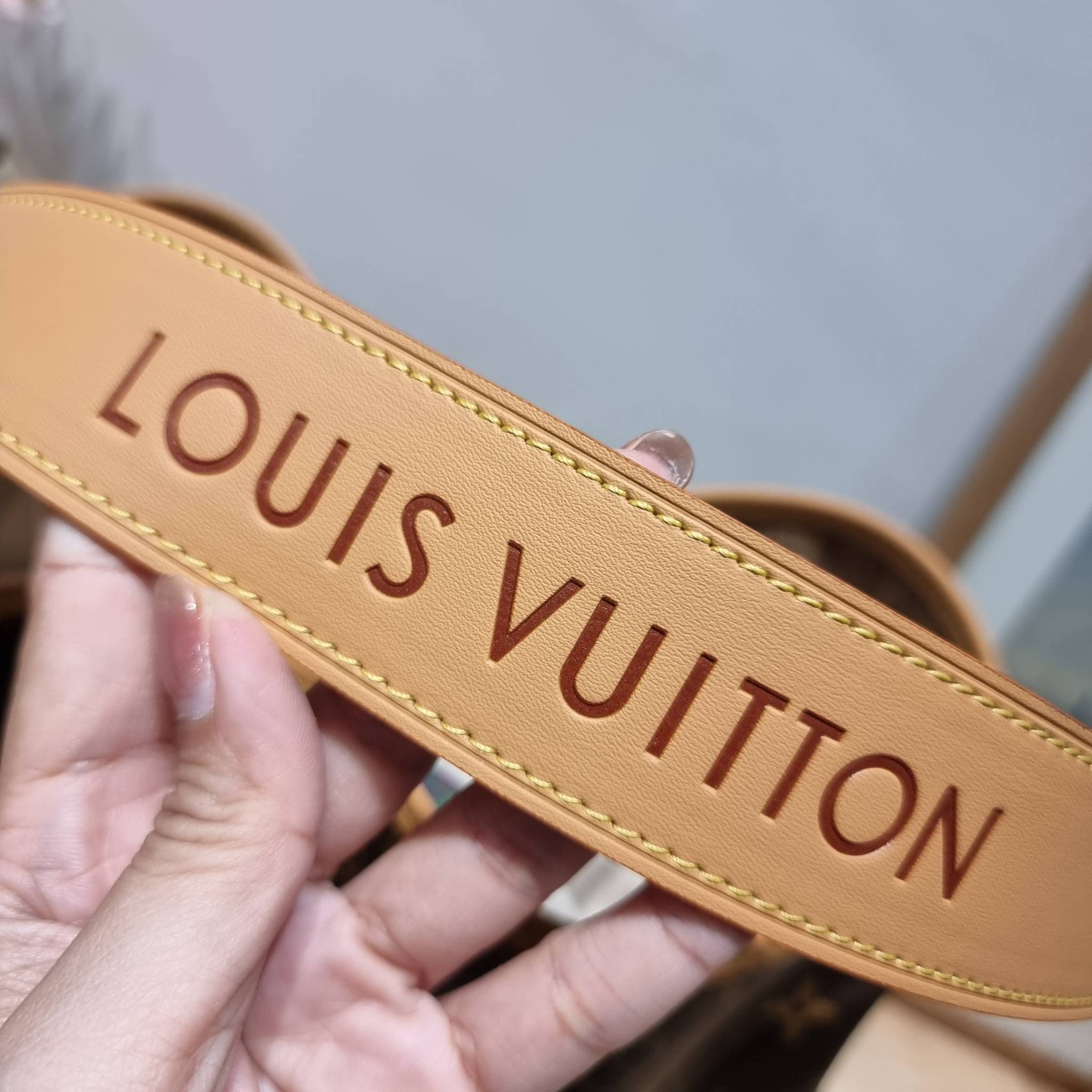 LV delightful bag / LV CARRYALL Monogram Canvas / LV Shopping Bag กระเป๋าทรงโท้ทใบใหญ่ ขนาดจุได้แบบล้นๆ รอบนี้จัดใบลูกมาให้อีก พิเศษที่สุด!! สมใจใครที่มองหากระเป๋าใบโปรด มีตะขอเกี่ยวที่ปากกระเป๋า และยังมาพร้อมสายสะพาย 2 แบบ