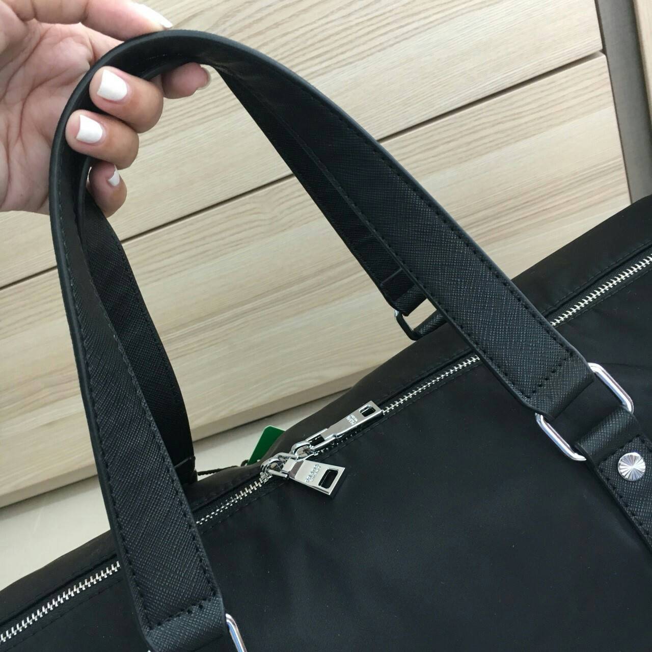 New arrival ! ของมันต้องมี♡ มาใหม่กับ กระเป๋าทรง Travel Bag ใส่ของได้เยอะมาก ไปต่างประเทศได้สบายคะ หมดห่วง ผู้หญิงทุกคนต้องมี ตัวกระเป๋าทำจากผ้า Nylon อย่างดี สามารถกันน้ำได้ ทรงสวยมากคะ มีความอยู่ทรงในระดับนึง ด้านหน้ามีโลโก้สวยงาม อะไหล่เงินทั้งใ