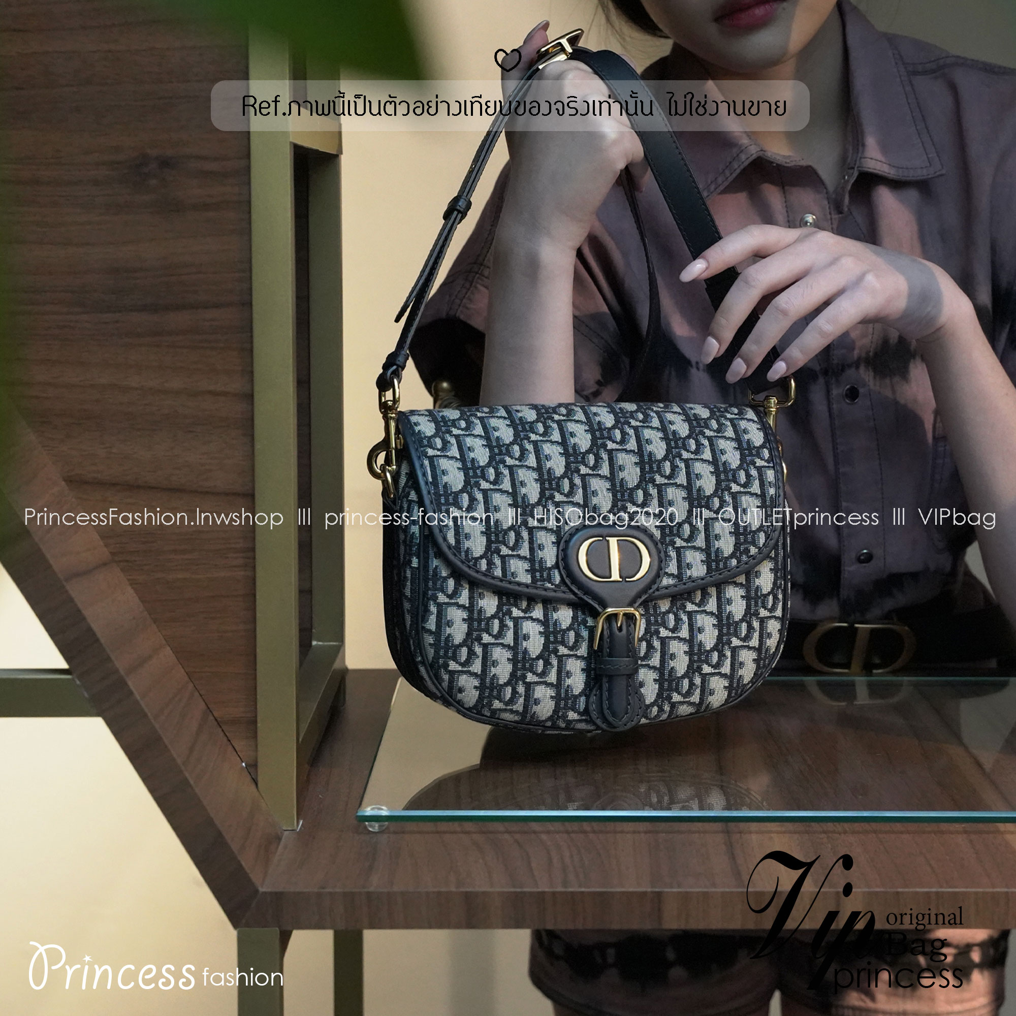 Dior Bobby Medium Bag Dior Oblique jacquard fabric in blue กระเป๋าสะพายทรงโฮโบรุ่นยอดนิยม คลาสสิคสุดหรู ด้วยเส้นสายที่ประณีตและสัดส่วนที่กลมกลืนลงตัวอย่างสวยงาม เกรดท็อปออริ ใช้งานต่างประเทศได้