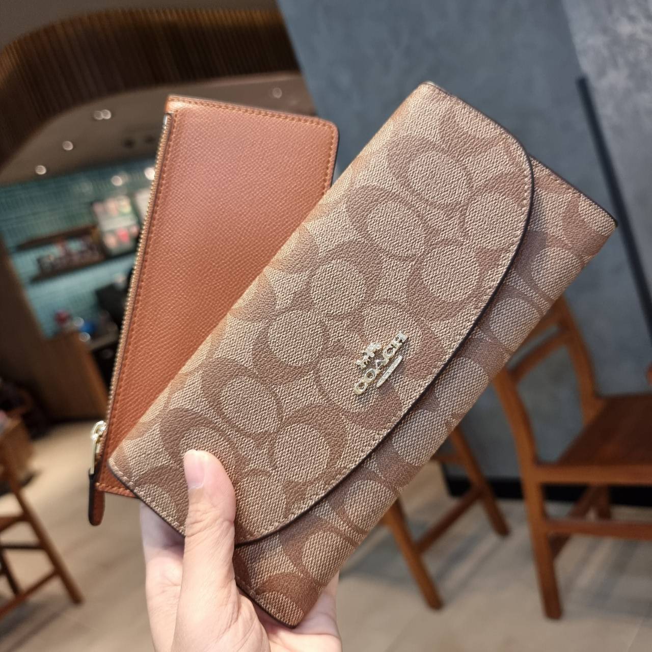 COACH F52601 POP SLIM ENVELOPE WALLET IN SIGNATURE รุ่นขายดี ขายหมด!! รุ่นหายาก!! เติมสต็อคจ้า!! กระเป๋าสตางค์รุ่นฝาพับ ดีไซน์เรียบหรู คลาสสิค ใช้งานง่ายและสะดวกมากๆ ด้วยซองซิปที่เสียบด้านหลัง ถอดแยกออกมาใช้ได้ หรือเอาออก พกกระเป๋าเดี่ยวๆก็ได้ ถือใบนี้ดูไ