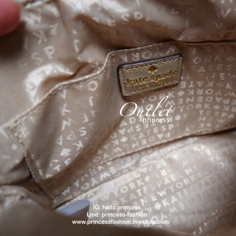 Katespade Crossbody Bag ด้านหน้าติดโลหะชื่อแบรนด์อะไหล่สีทอง เปิดปิดด้วยช่องซิป ด้านในเป็นช่องใส่สิ่งของ และมีป้ายหนังปั๊มโลโก้แบรนด์ ผ้าบุเป็นลายแบรนด์อีกด้วย รุ่นนี้มาพร้อมสายสะพายยาวปรับระดับได้ ทรงนี้สะพายกี่ทีก้อไม่มี out นะจ้ะสาวๆ