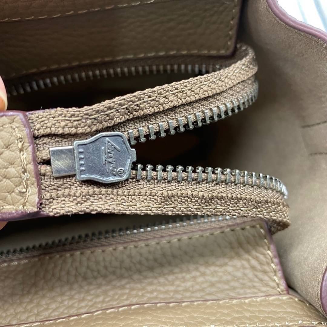 CELINE NANO LUGGAGE BAG IN DRUMMED CALFSKIN เกรดออริจินอล กระเป๋าสะพายรุ่นตามหา ขนาดกำลังดี เปิดปิดด้วยซิปอะไหล่ทองมีที่จับหนัง ด้านในกว้าง มาพร้อมช่องซิปอีกช่อง เป็นอีกทรงที่ฮิตมานานข้ามปี มาพร้อมสายยาวสะพายแบบ CROSSBODYได้ หรือจะถือออกงานก็สวยหรูอีกแบบ 