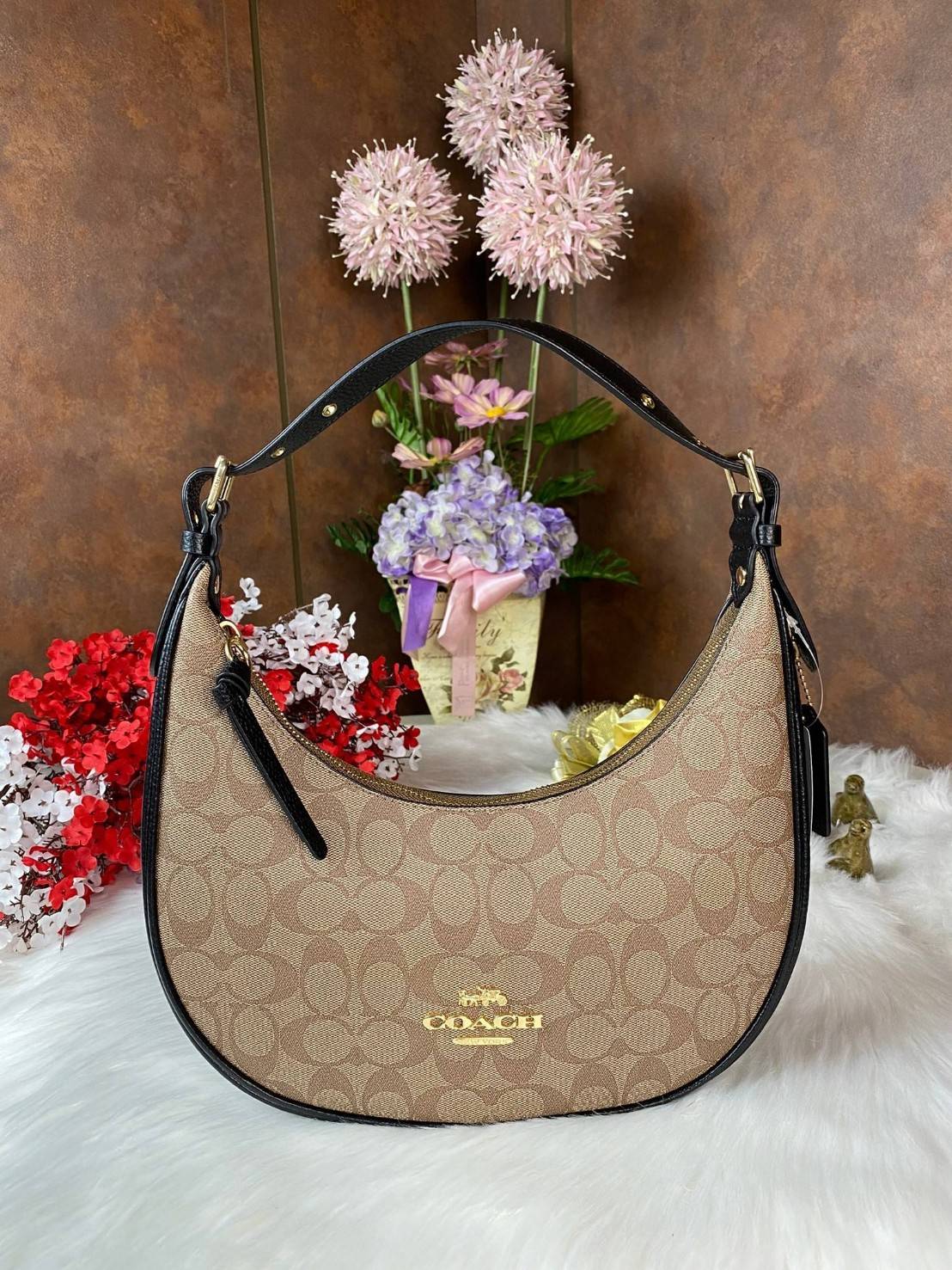 Coach Bailey Hobo With Whipstich Shoulder Bag (coachc1322) กระเป๋าcoach ทรงโค้งใช้แบบหิ้วหรือคล้องไหล่ก็ดูดี ใช้วัสดุหนังแท้ชั้นดี หนังสวยมากๆค่ะ ด้านหน้าใช้อะไหล่แบรนด์ตัวใหญ่ หรู ดูสะดุดตามีเดียว จุดเด่นตรงสายคือร้อยหนังเป็นสีเข้ากับตัวกระเป๋าได้สวยงาม 