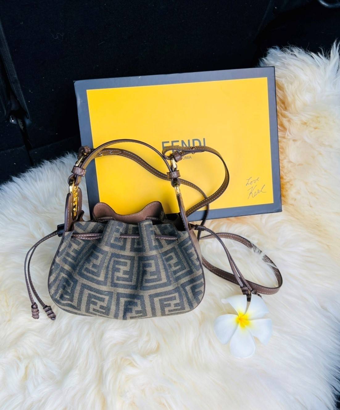 Fendi Pomodorino Brown FF Fabric Mini Bag กระเป๋าถือหรือสะพายไหล่ วัสดุผ้าโพลีเอสเตอร์ ลายแบรนด์ ผสมหนังวัวแท้ เปิดปิดด้วยเชือกรูด ทรงน่ารัก กะทัดรัด น้ำหนักเบา ใส่โทรศัพท์ i-phone+ ได้ สวยหรูลูกคุณหนูที่สุดเลยค่าใบนี้