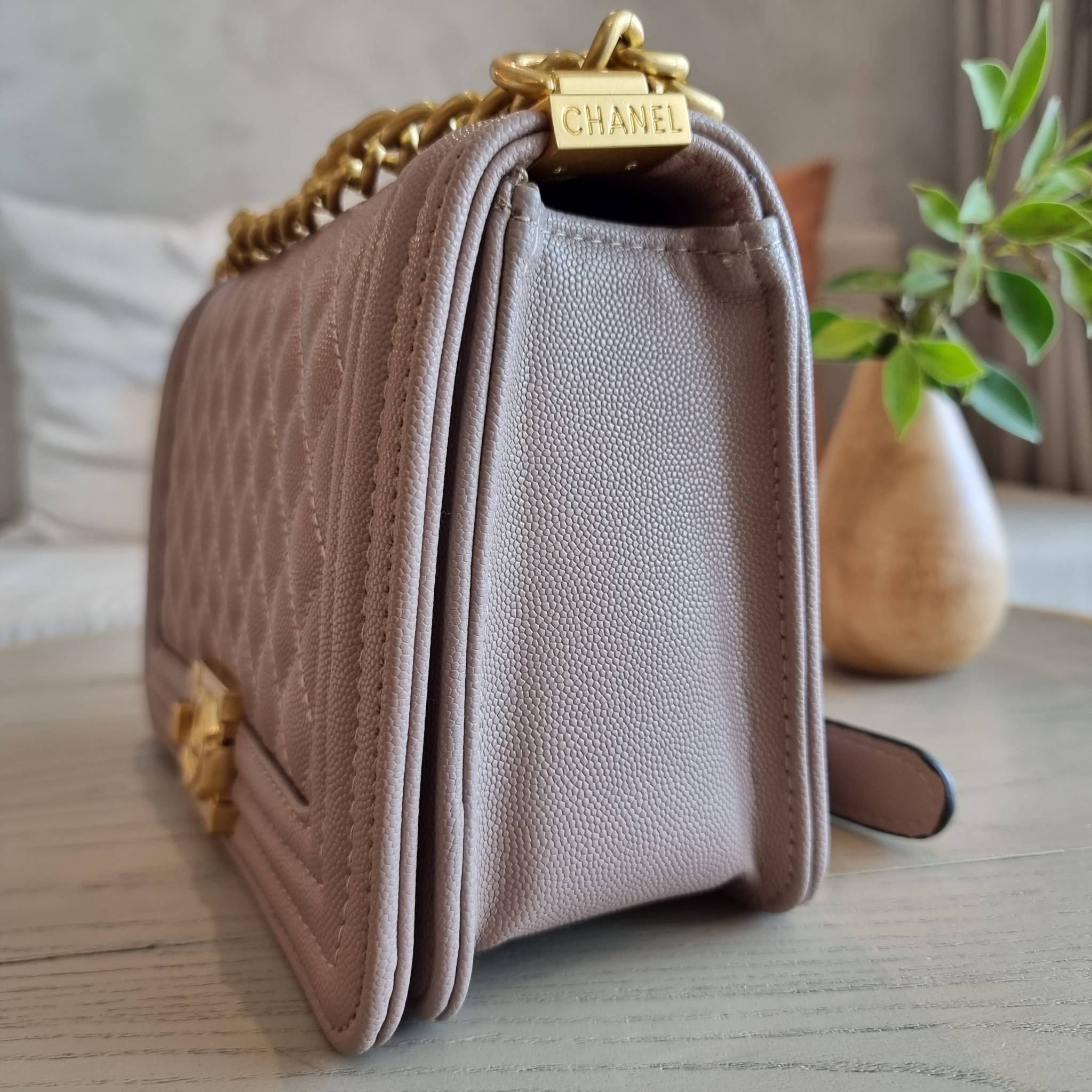 Chanel Boy 10" พร้อมส่งที่ไทย รุ่นสุดฮอต อะไหล่สีทองสุดหรู วัสดุหนังลายคาร์เวีย ทรงคลาสสิคที่สาวๆห้ามพลาด!! ในราคาสุดคุ้ม เปิด-ปิดกระเป๋าด้วยตัวล็อค ภายในโล่งกว้าง ไซส์ใหญ่ใส่ของได้เยอะ มีช่องแยกในกระเป๋า มาพร้อมสายสะพายโซ่สลับหนังรองบ่า (ถอดได้-ปรับ