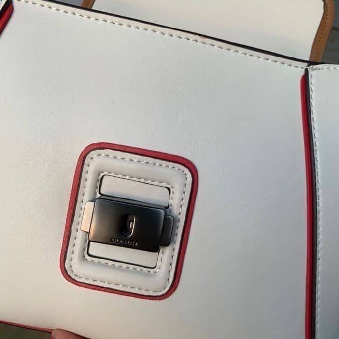 COACH COURIER CARRYALL 23 IN COLORBLOCK SIGNATURE CANVAS พร้อมส่ง 7 แบบ พร้อมส่ง ลุคดูไฮสุดๆค่ะ! กระเป๋าสะพายหนังหรูหราและคลาสสิค หนังแท้ชั้นดีที่สุด น้ำหนักเบา หนังสวยมากก สัมผัสแล้วหลงรักแน่นอนจ้าา😘