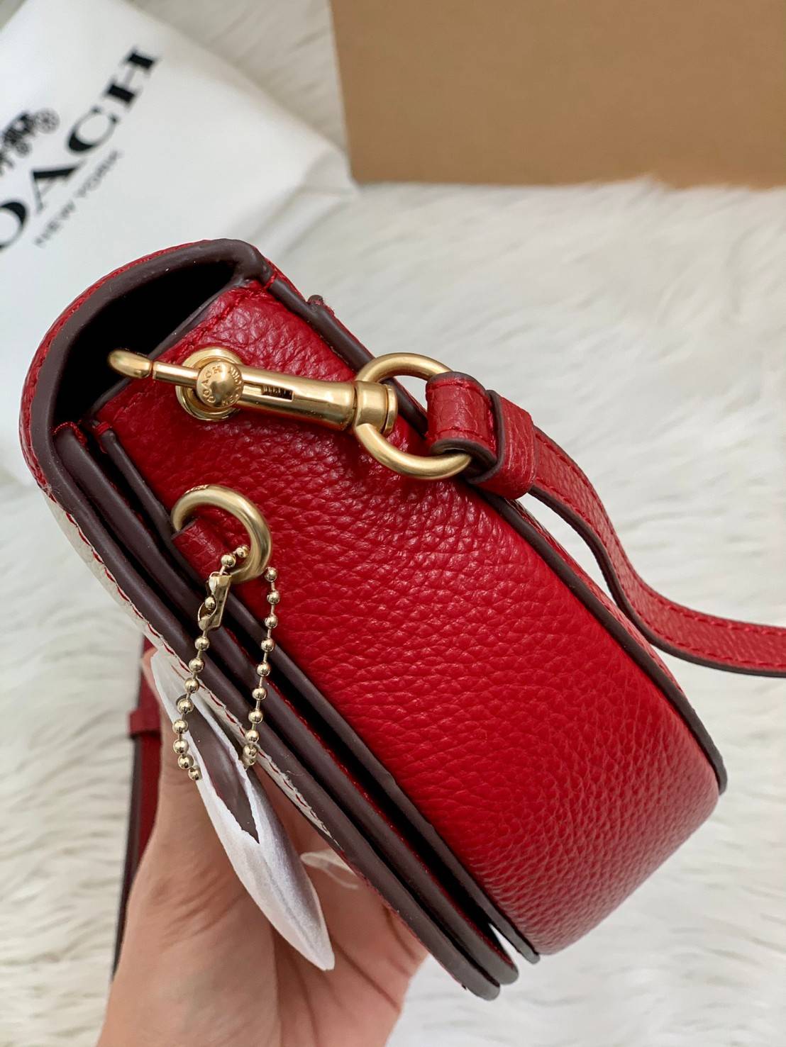 พร้อมส่งที่ไทยครบทั้ง6สีค่ะ 😘 Coach Ellen Crossbody In Signature ((C1432)) กระเป๋าทรงฮาฟมูนรูปทรงคลาสสิก ออกแบบให้มีลักษณะโค้งมน ไม่ดูเป็นทรงแข็งจนเกินไป ดีไซน์และสีของกระเป๋ายังเรียบง่าย เข้าได้กับทุกชุด สะพายครอสบอดี้ร์//สะพายข้าง หรือถือแบบคลัท