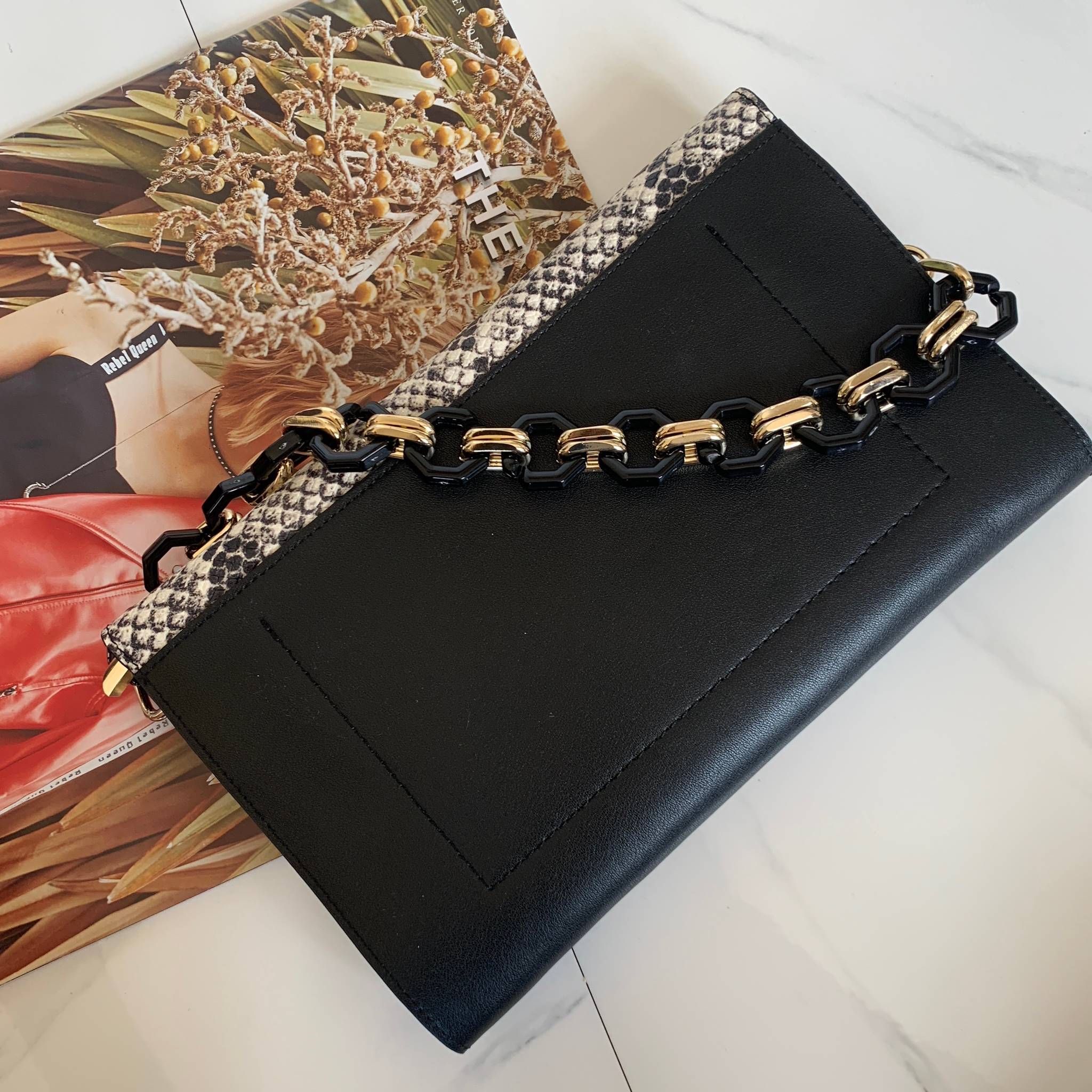 คลัชมาใหม่ สัปดาห์นี้ค่า ‘ Stair ‘ Clutch bag ✔️รอบนี้เข้าเพิ่มอีก 5 ลายเลยน๊า หลังจากปล่อยคอลเลคชั่นแรกออกไปแล้วได้รับความนิยมมากๆ รอบนี้จัดเฉดสีกลางๆ ให้แมทช์ง่ายกับชุดด้วยค่า **หนังวัวแท้ค่า