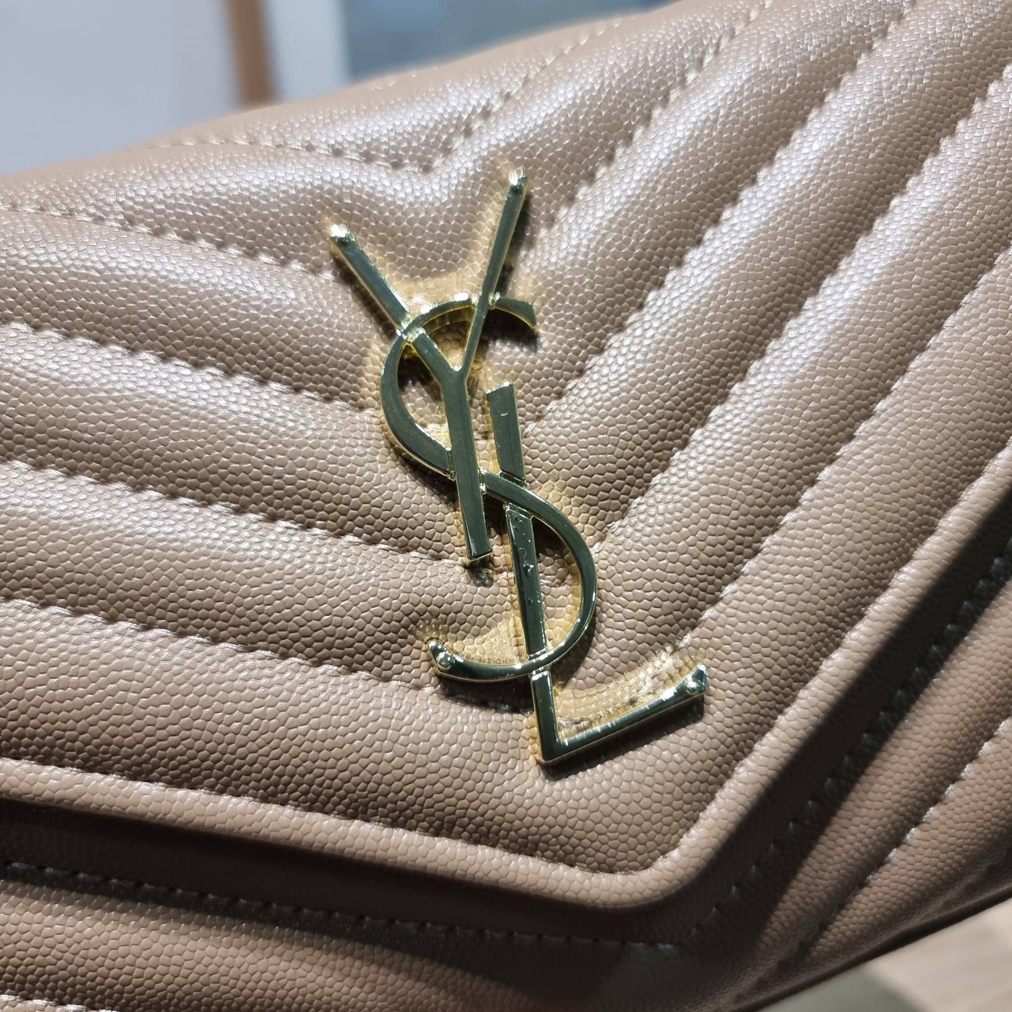 YSL WOC 9 ไม่เคยผิดหวังจริงๆ!! กับรุ่นที่สาวๆรู้กัน Yves Saint laurent clutch bag with chain กระเป๋าสะพายทรง woc สุดฮอต ดีไซน์เรียบหรู โดดเด่นด้วยโลโก้ด้านหน้า