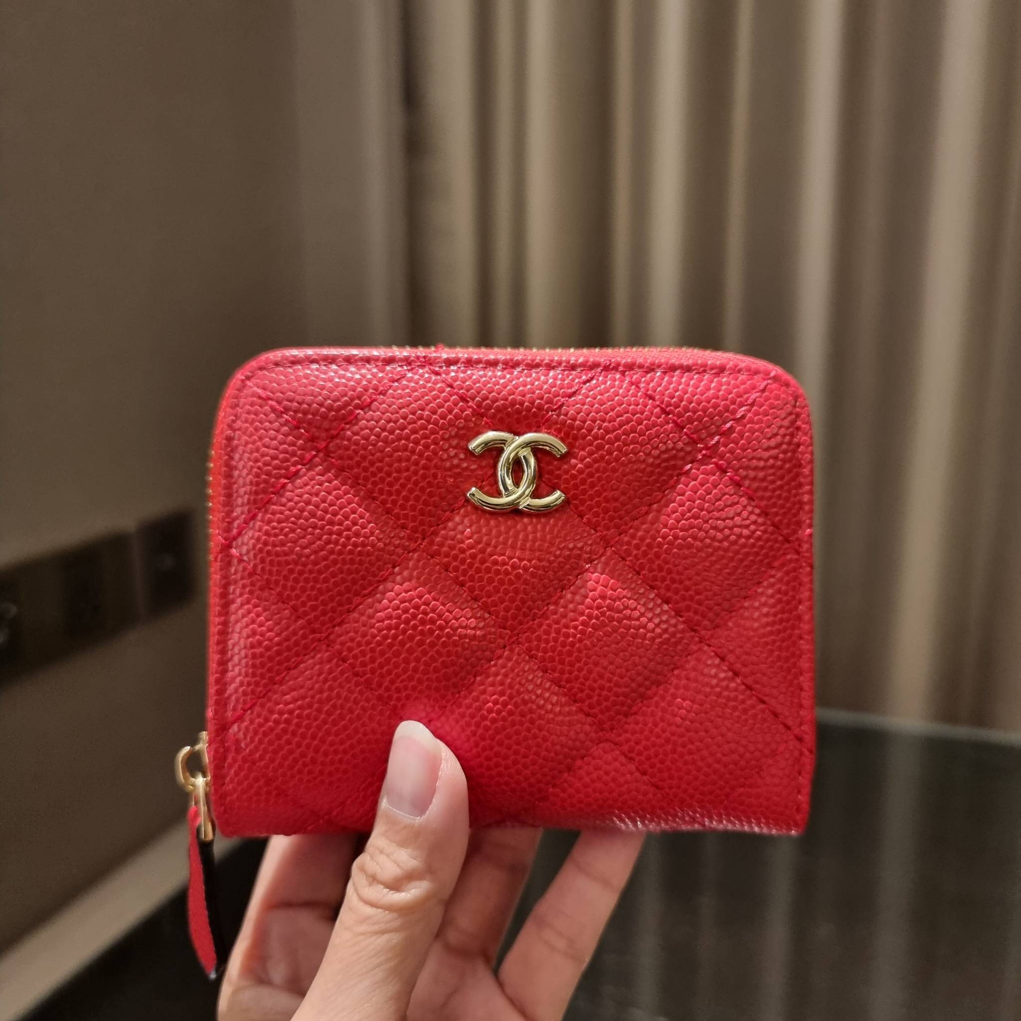 กระเป๋าสตางค์ใบสั้นรุ่นซิปรอบ จาก Chanel เรียบหรู ดูไฮน์ วัสดุหนังสังเคราะห์ลายคาร์เวีย ด้านในเป็นหนังซาฟเฟียโน่ เปิด-ปิดด้วยซิป รูดใช้งานง่าย ภายในกระเป๋ามีช่องใส่บัตร ใส่ธนบัตรได้ (แบบพับ) ดีไซน์เรียบหรูตามสไตล์ ใช้แล้วเฮง ใช้แล้วรวย จัดเลยจ้าา 🥰