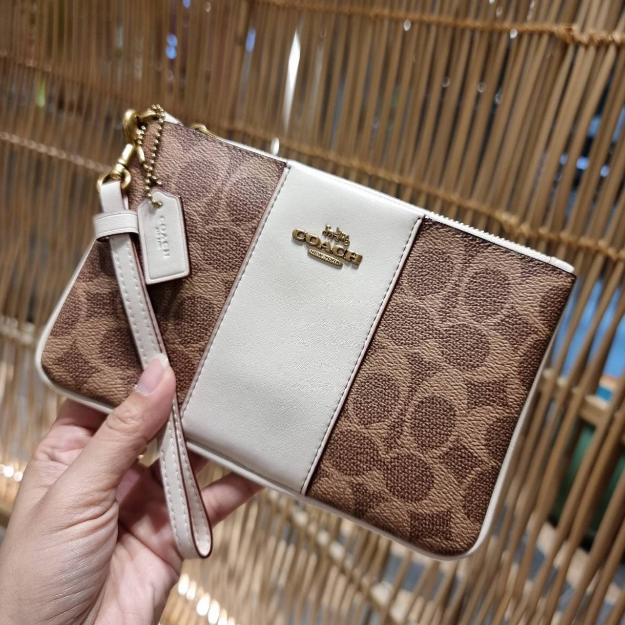 COACH 32445 SMALL WRISLET IN COLORBLOCK SIGNATURE CANVAS คอลเลคชั่นคัลเลอร์บล็อคสวยหรู ในรูปแบบกระเป๋าคล้องมือ ขนาดพกพา ไซส์กำลังสวยมากๆ พกง่ายไปเลยจ้า วัสดุหนังแคนวาส ตัดหนังแท้ ภายในโล่ง มีช่องใส่บัตร ตอบโจทย์สาวๆที่ไม่ชอบความพะรุงพะรัง พกใบนี้คือสะดวกส