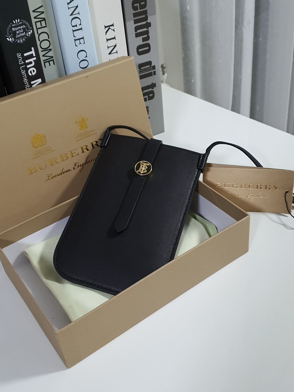 NEW ARRIVALS 2021!! BURBERRY BLACK STAP PHONE CASE Purchase Limited Edition (GWP) พรีเมี่ยมกิ๊ฟจากน้ำหอม BURBERRY วัสดุ PVC Leather สวยหรูอยู่ทรงมีโลโก้แบรนด์ด้านหน้า มีสายคาดประดับแบรนด์