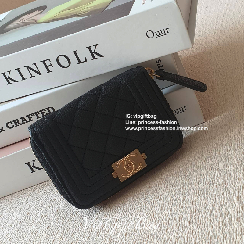 กระเป๋าสตางค์ใบสั้น แนะนำรุ่นนี้คะ งานพรีเมี่ยมกิ้ฟท์จากเค้าเตอร์ต่างประเทศ **ทรงสวยหรู หนังสัมผัสลายด้าน จากแบรนด์ CHANEL (GWP) ด้านหน้ามีโลโก้แบรนด์ CC สีทองหรู **อะไหล่สีทองทั้งใบ เปิดปิดด้วยซิปมีที่จับหนัง ปั้มป้าย MADE IN ITALY 🇮🇹 ด้า