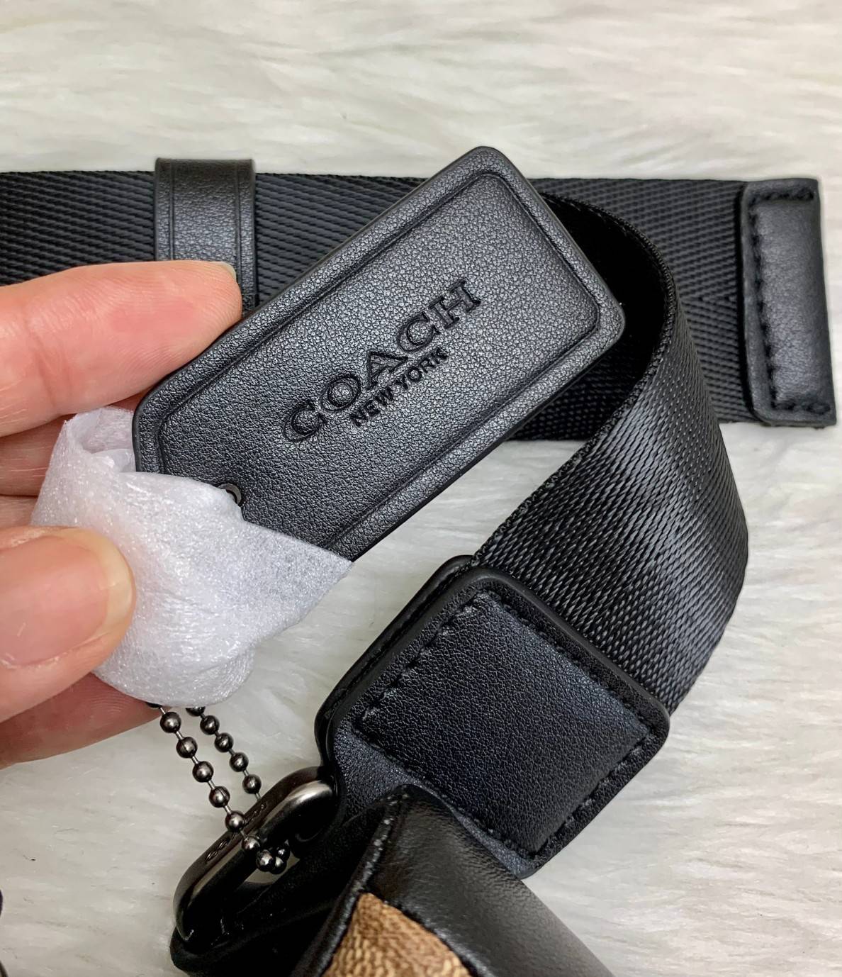 OUTTLET 】COACH Rivington Belt Bag In Signature Canvas With Rexy By Guang Yu (75761) กระเป๋าคาดอก หนังแท้เรียบ นิ่มสวย ด้านหน้าเด่นด้วยลายปริ้นท์เก๋เท่ มากๆค่ะ มีช่องซิปหลักให้2ช่องใส่ของได้จุเลยนะคะ สายคาดเลื่อนปรับแบบฟรีไซด์ค่ะ 📌ใบจริงสวย สะพายวั