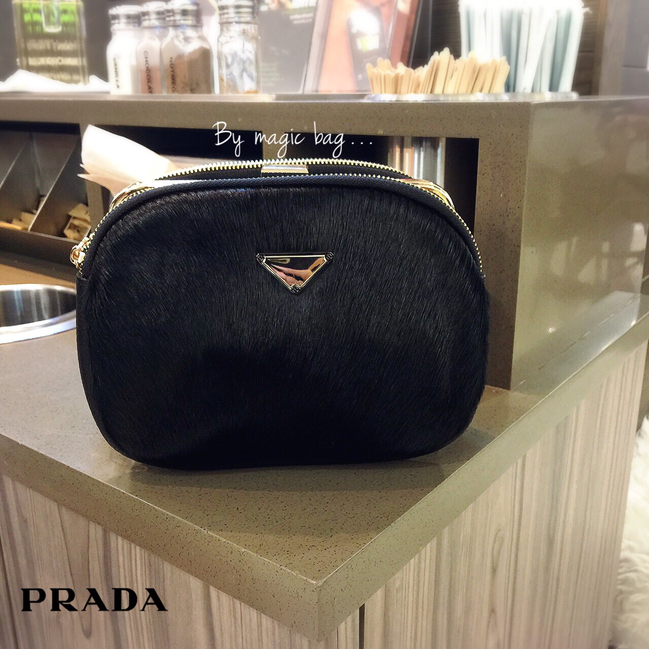 💕PRADA💕 กระเป๋าคลัชท์&สะพายข้าง อะไหล่ทอง เงา สวย เปิดใช้งานง่าย มาพร้อมสายยาว และป้าย PRADA นะคะ ขนนิ่ม น่าใช้มากๆ สีสวยทุกสี งานดี เกรดพรีเมี่ยม มี 3 สี ดำ แดง ลายเสือ Size 9x7 "
