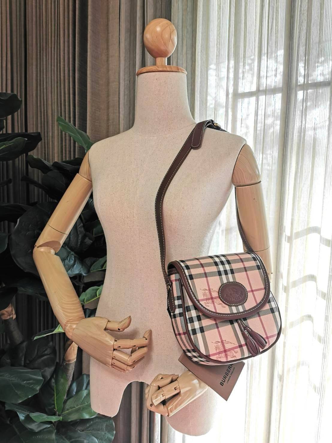 BURBERRY FRAGRANCES VINTAGE CROSSBODY BAG GiFT WITH PURCHASE (GWP) กระเป๋าสะพายพรีเมี่ยมกิ๊ฟ Limited Edition จากเคาน์เตอร์ BURBERRY FRAGRANCES วัสดุหนังแท้ขึ้นลาย Burberry Vintage Signature สวยหรูสุดคลาสสิค เปิดปิดฝาปิดกระดุมแม่เหล็ก ภายในมีโลโก้และช่องซิ