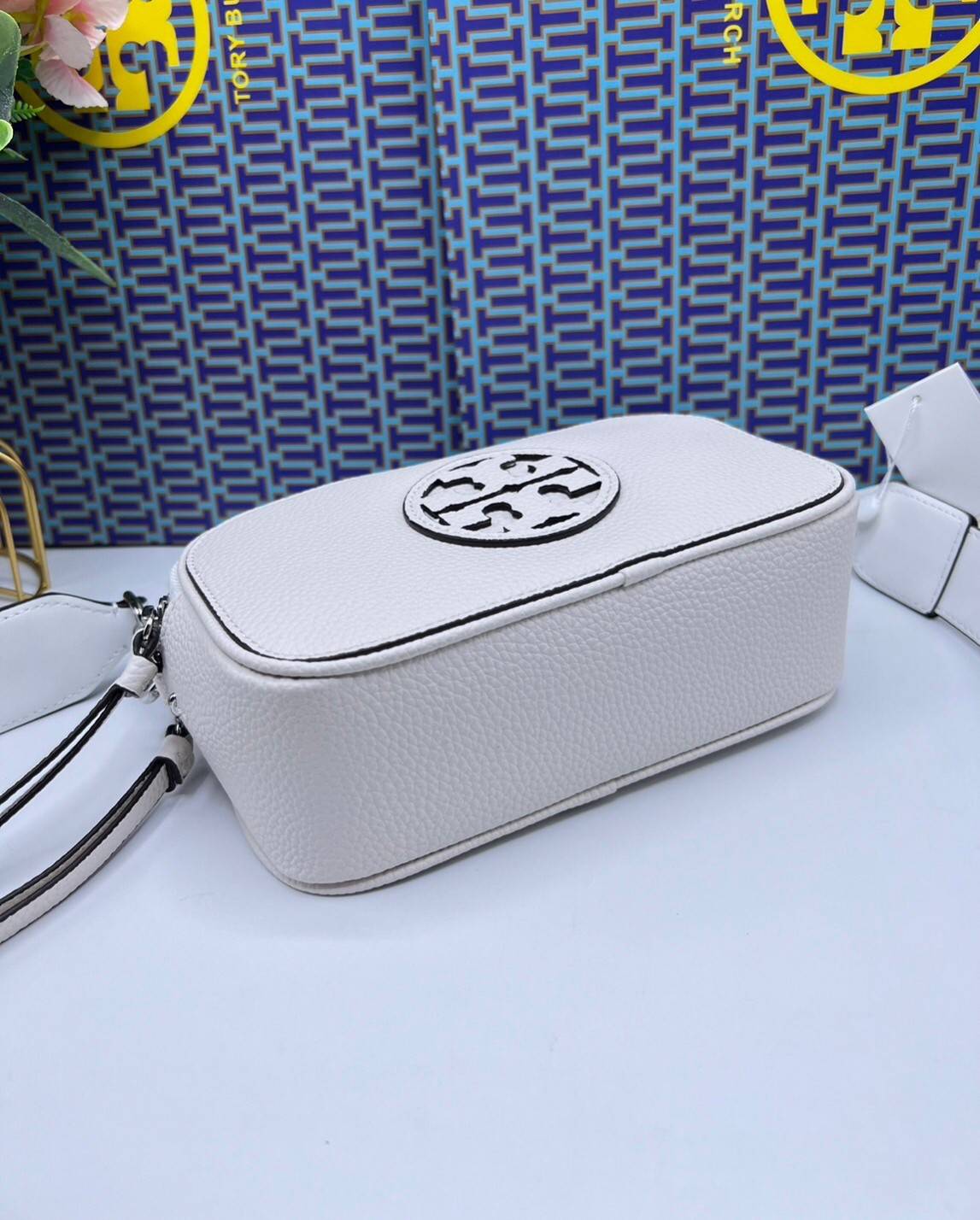 TORY BURCH Miller Mini Crossbody Bag / TORY CAMERA BAG / TORY BAG พร้อมส่ง 5 สี กระเป๋าสะพายใบเล็กมินิมอลในรูปทรงใหม่ที่คล่องตัว