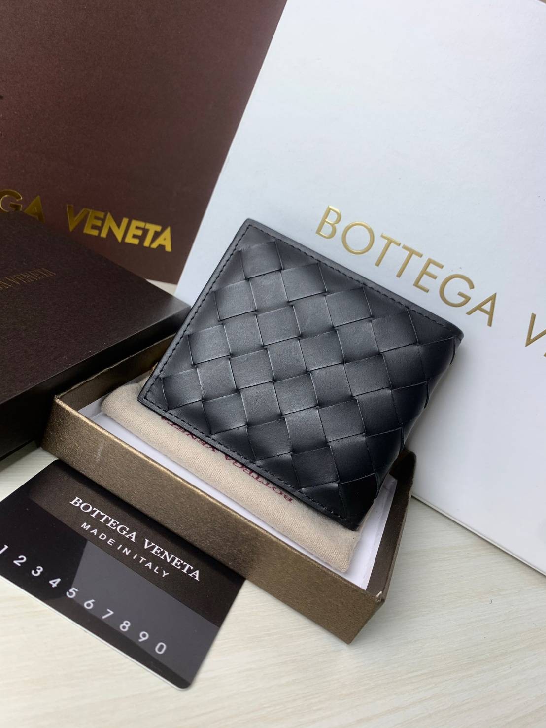 VIP 】BOTTEGA VENATA WALLET กระเป๋าสตางค์ใบสั้นคุณผู้ชาย รุ่นตามหา มาเท่าไหร่ไม่เคยพอเลยค่า เป็นรุ่นคลาสสิกที่หยิบมาใช้งานได้บ่อยที่สุด งานหนังลูกวัวแท้ทั้งใบสวยมากนะคะ ใช้ทนทานได้นานเลยค่ะ ภาพสินค้าถ่ายจากงานขายจริง พร้อมส่งที่ไทยราคาสุดคุ้มห้ามพลาดค่ะ!