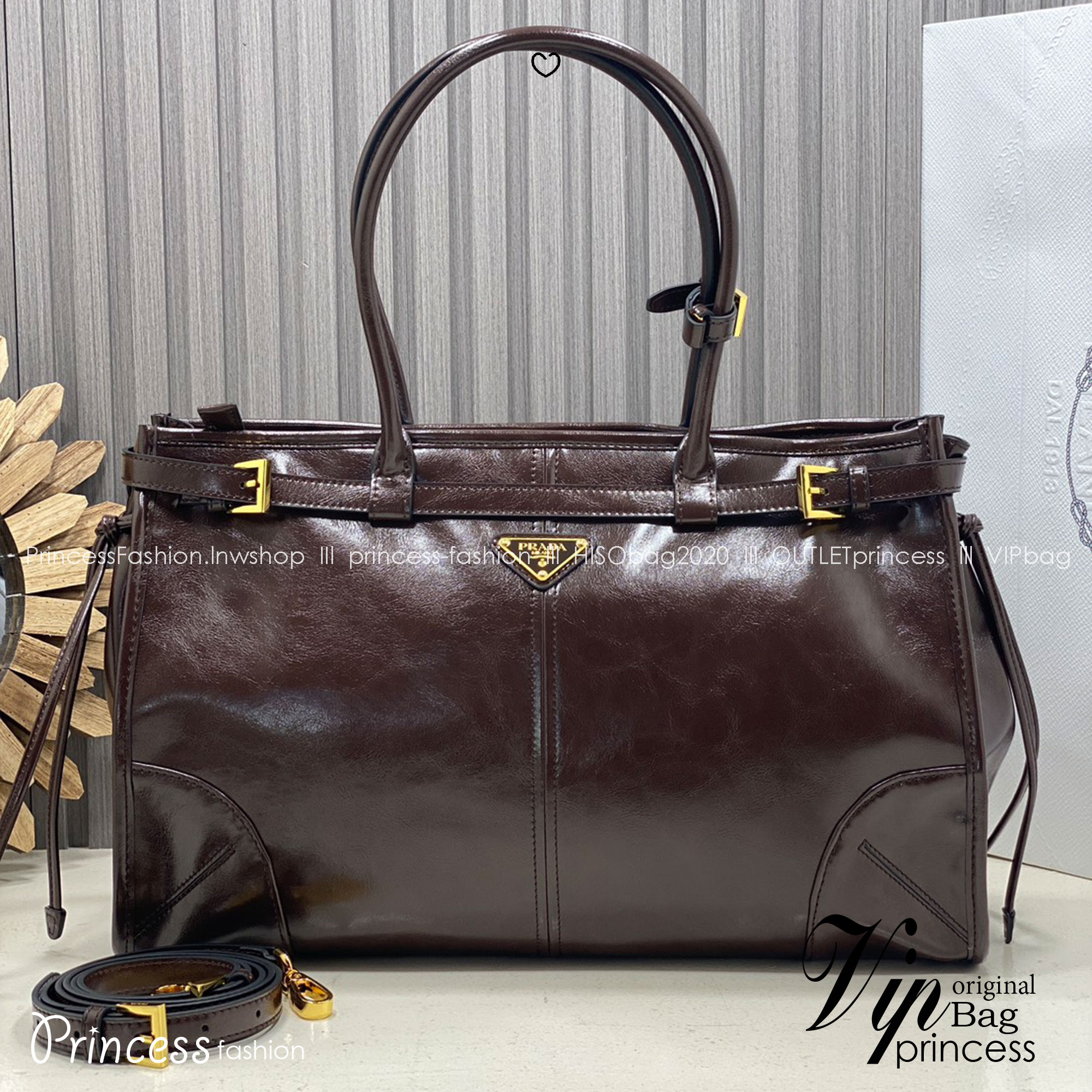 ORI หนังแท้ | Prada Bonnie Large Sueded Handbag Cinnamon 38cm กระเป๋าสะพายทรงโท้ทใบใหญ่ งานหนังกลับโทนสีน้ำตาล โดดเด่นด้วยดีไซน์ที่เน้นความประณีตแต่ใช้งานได้จริง