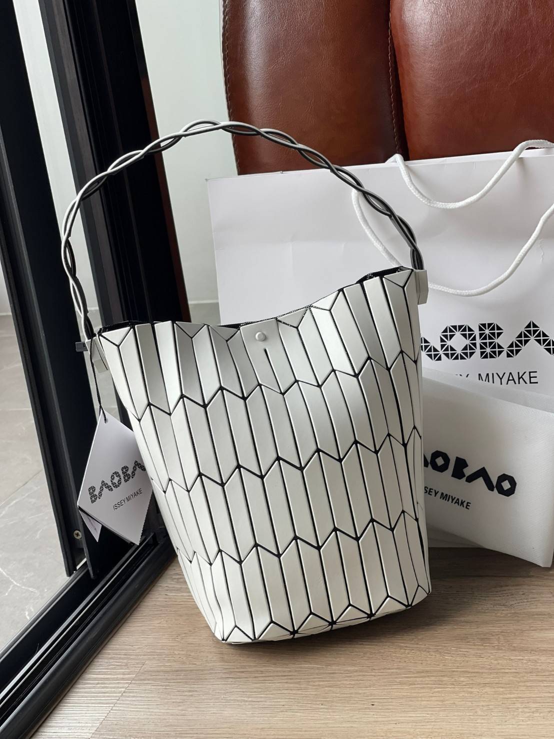 Large : Baobao Issey Miyake Large Bucket กระเป๋าบัคเก็ตขนาดใหญ่สามารถใช้ใส่ร่มพับได้หรือขวดน้ำขนาดเล็กได้ ซีรีย์ใหม่นี้มีจุดเด่นที่แผ่นรูปทรงสี่เหลี่ยมด้านขนานในแนวตั้ง เกิดเป็นรูปทรงสามมิติซึ่งแตกต่างไปจากรูปทรงที่เกิดขึ้นจากแผ่นสามเหลี่ยม หูหิ้วสามารถขย
