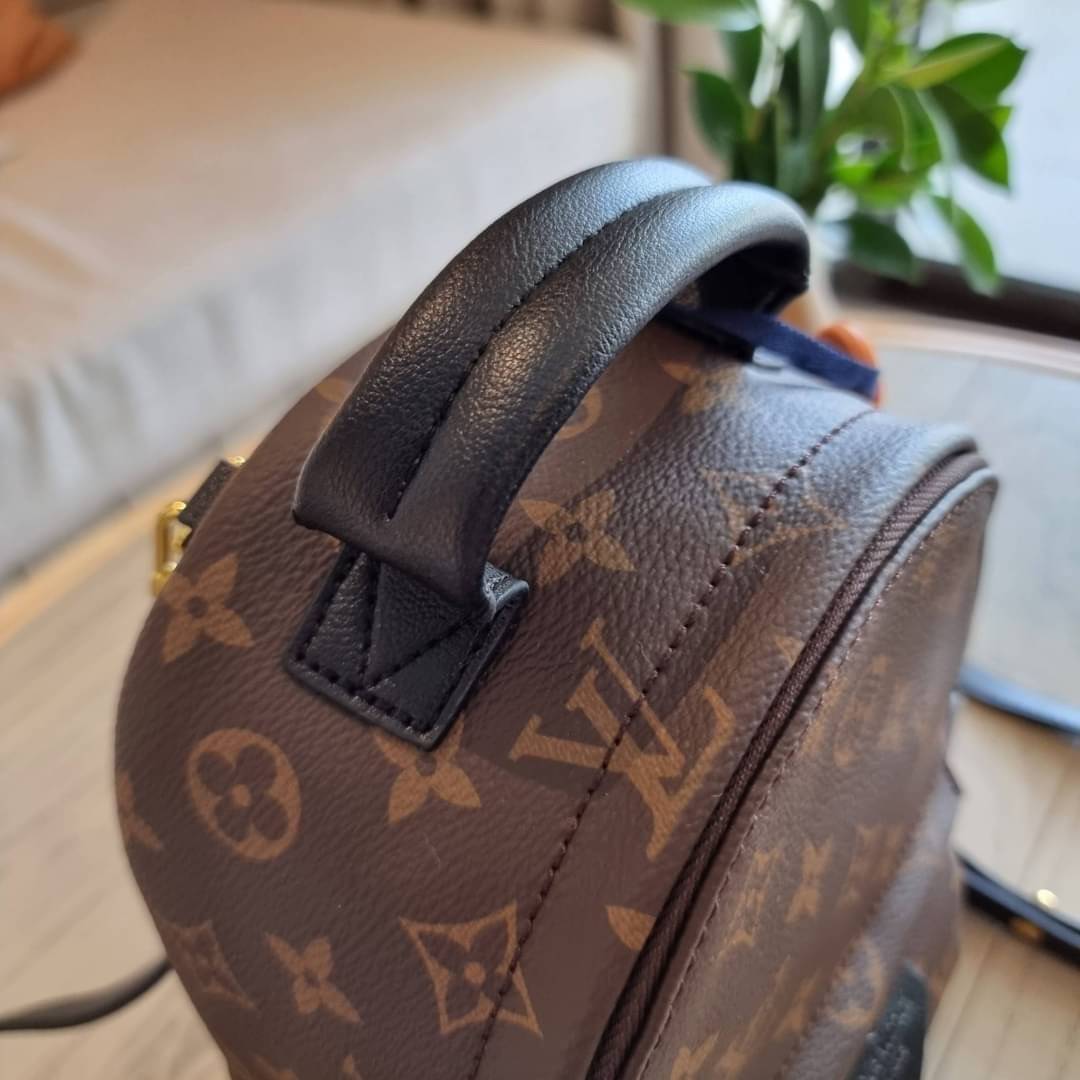 LV Backpack Size Mini | สายสะพายเล็ก ถอดได้ LV palm springs New in!! เข้าแล้วกับไอเท็มยอดฮิต หรูหราพร้อม box set สุดสวย ที่สุดของความคุ้มค่า LV palm springs กระเป๋าแบ็คแพ็ค มาให้เลือก 2 ไซส์ ขายดี วัสดุหนังแคนวาสคุณภาพดี มีช่องซิปแบ่งสัดส่วน ใบเล็กสายวะพา