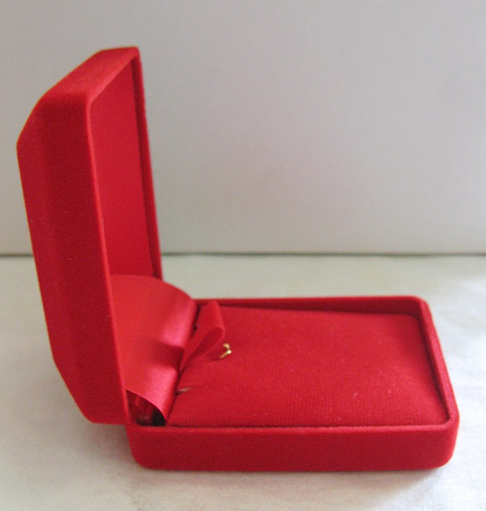 สินค้าหมดค่ะ กล่องกำมะหยี่ใส่จี้พระแบบใหญ่ แบบ1ค่ะ