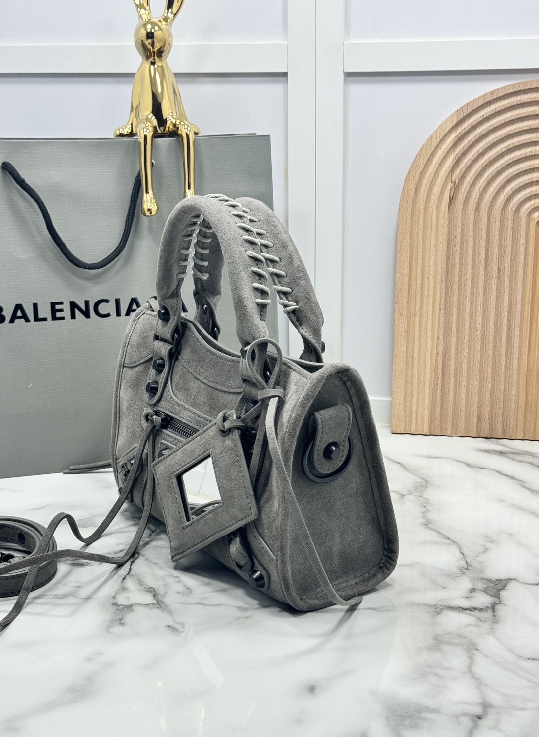 ORI หนังแท้ | Balenciaga Le City suede bag กระเป๋าถือ/สะพายข้างดีไซน์โดดเด่นสวยเท่ล้ำสมัย ใหม่ล่าสุดงานหนังกลับที่สุดแห่งความไอคอนิกไม่เหมือนใคร มีกิมมิคและลูกเล่นแพรวพราว