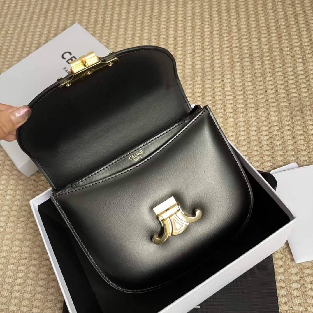 CELINE TEEN BESACE TRIOMPHE IN SHINY กระเป๋าสะพายคาดลำตัวรุ่นนี้นับว่าเป็นกระเป๋าอีกหนึ่งรุ่นในซีรีส์ Triomphe ที่ได้รับความนิยมอย่างมาก ด้วยรูปร่างทรงโค้งมนมีความคลาสสิกตามแบบฉบับแบรนด์