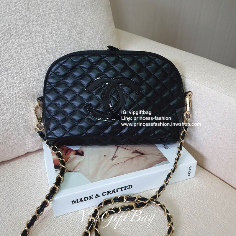 Chanel Clutch Bag With Chain VIP Gift ของแท้จาก Chanel Perfume Counter รุ่น Limited วัสดุหนังเรียบลายตารางเปิดปิดด้วยซิปแบรนด์อะไหล่ทอง ขนาดกำลังดี น้ำหนักเบา ภายในมีโลโก้และช่องซิป มาพร้อมสายสะพายโซ่ร้อยหนังถอดออกได้ ใส่กระเป๋าสตางค์ยาว + มือถือได้ทุกรุ่