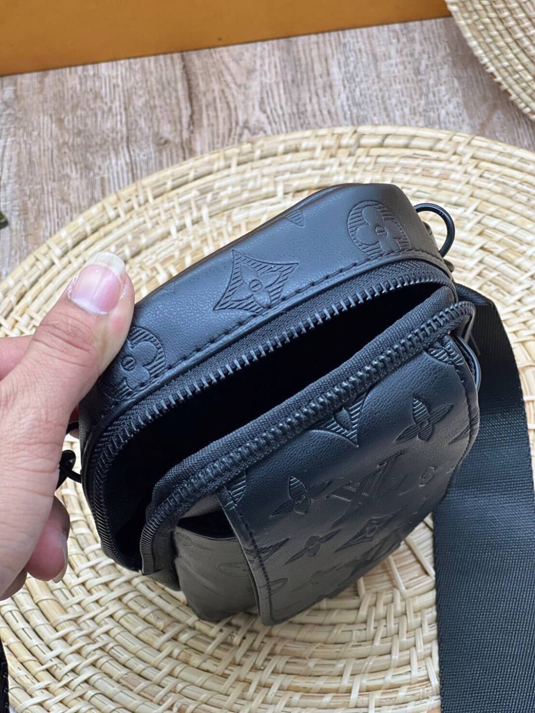 LV Double Phone Pouch NM / LV Phone bag Black Monogram Shadow Cowhide leather trim เกรดออริจินอล ใช้ได้ทั้งผู้หญิงผู้ชาย พร้อมส่งที่ไทย ภาพสินค้าถ่ายจากงานขายจริง ใช้งานต่างประเทศได้