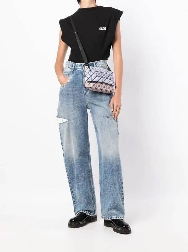 Baobao Issey Miyake Prism Kangaroo crossbody bag กระเป๋าสะพาย Crossbody รูปทรงสี่เหลี่ยมผืนผ้า ไซส์กำลังพอดี เห็นแบบนี้บอกเลยว่าใส่ของสำคัญได้แบบครบถ้วน ไม่ว่าจะเป็นโทรศัพท์ กระเป๋าตังค์ หรือพาวเวอร์แบงค์ จัดเป็นอีกหนึ่งรุ่นที่น่ารัก สายสะพายปรับได้ตามควา