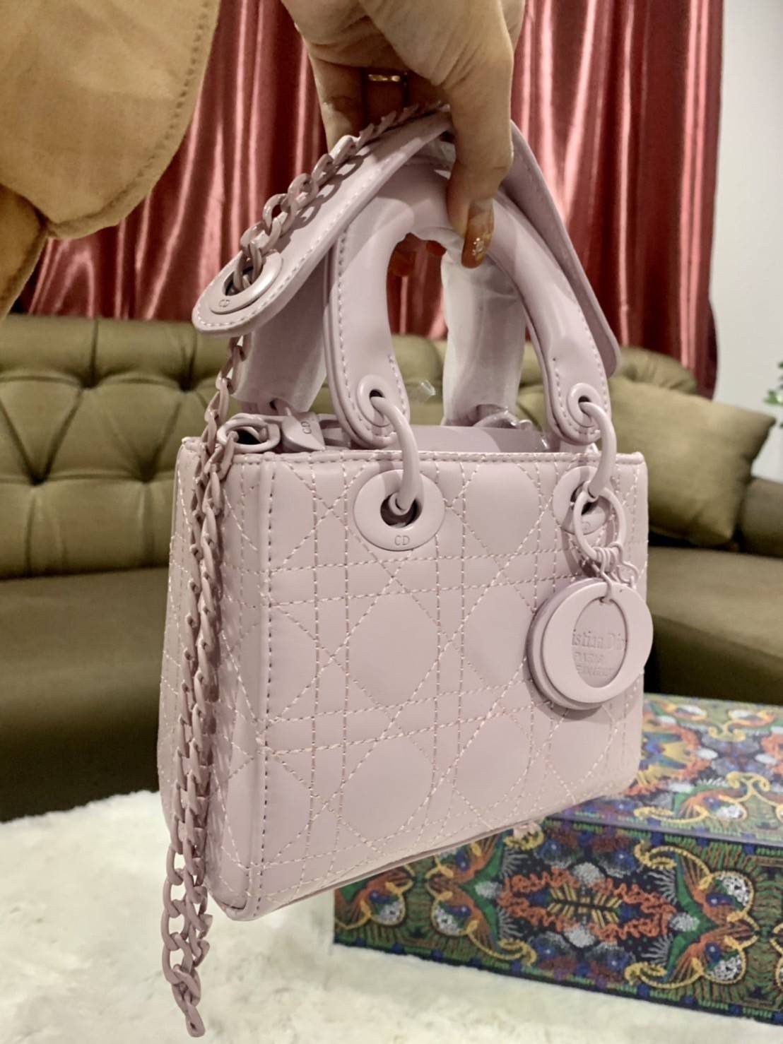 VIP 】MICRO LADY DIOR BAG Cloud ฺBlack & Pink My ABC Cannage Lambskin : VIP GIFT WITH PURCHASE (GWP) พรีเมี่ยมกิ้ฟ Limited Edition จาก DIOR DUTYFREE COUNTER ความสง่างามอีกหนึ่งรุ่นของ Dior รูปทรงสีเหลียม ขนาดกระทัดรัด อะไหล่เข้ากับสีกระเป๋า ตั้งอยู่ทรง ฐาน