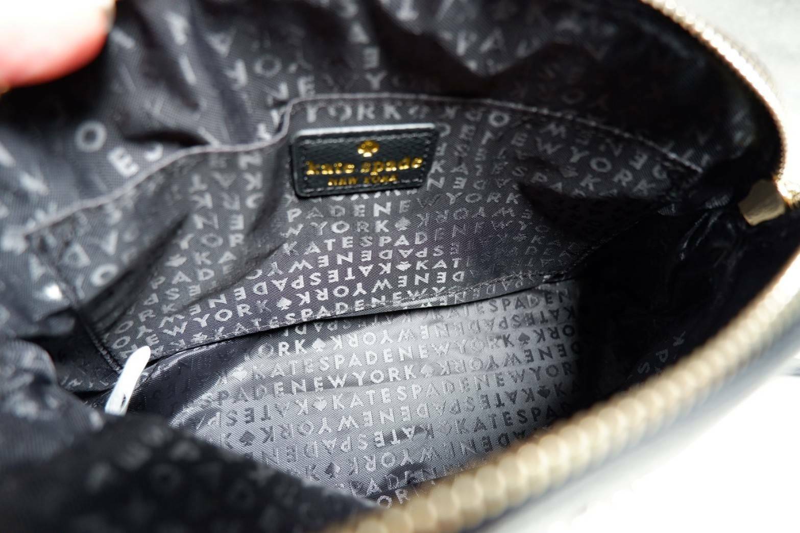 Katespade Crossbody Bag ด้านหน้าติดโลหะชื่อแบรนด์อะไหล่สีทอง เปิดปิดด้วยช่องซิป ด้านในเป็นช่องใส่สิ่งของ และมีป้ายหนังปั๊มโลโก้แบรนด์ ผ้าบุเป็นลายแบรนด์อีกด้วย รุ่นนี้มาพร้อมสายสะพายยาวปรับระดับได้ ทรงนี้สะพายกี่ทีก้อไม่มี out นะจ้ะสาวๆ