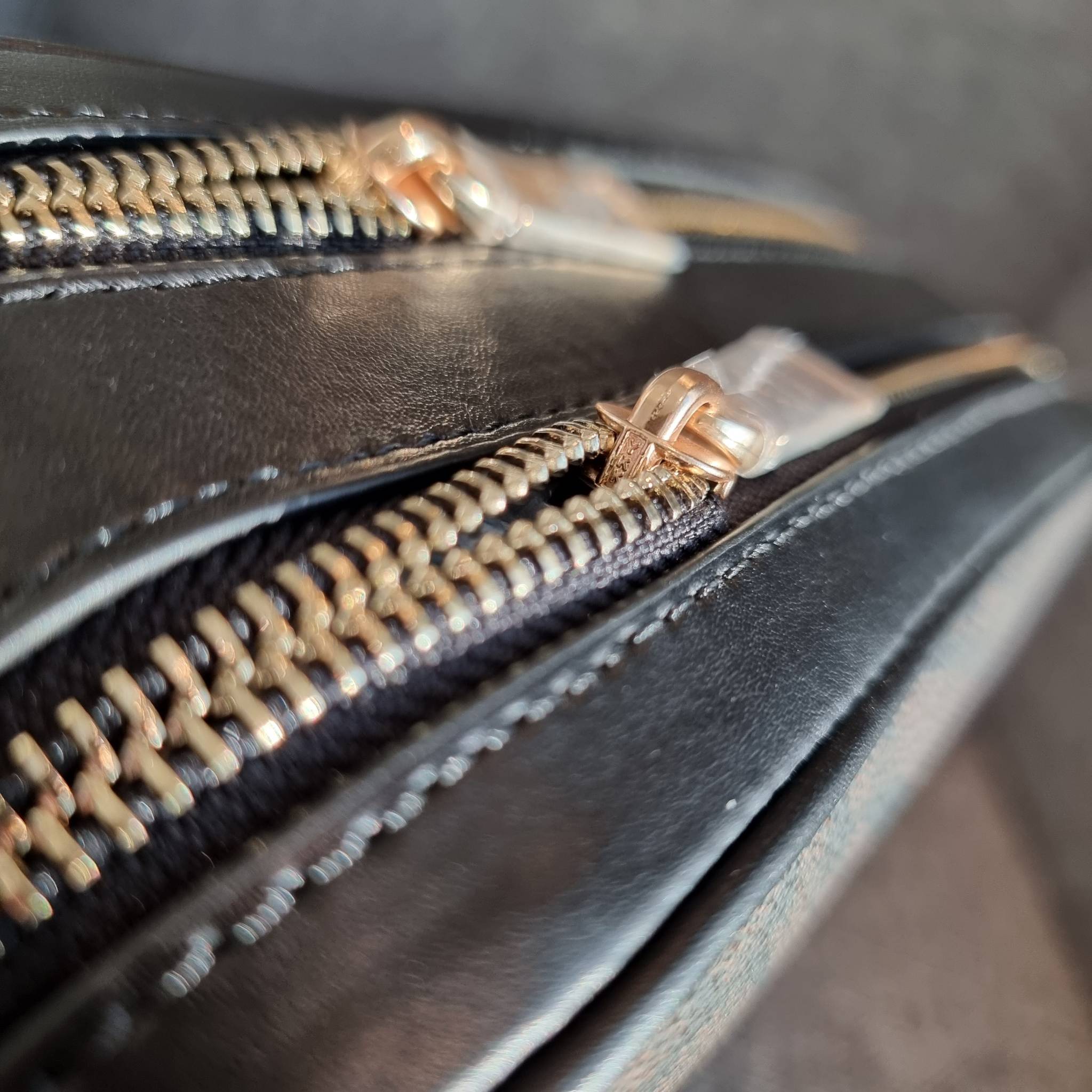 OUTLET 】COACH F68168 JES CROSSBODY IN SIGNATURE CANVAS รุ่นยอดฮิต!! กระเป๋าสะพายข้าง รุ่น 2 ซิป ใบใหญ่จุใจ สีคลาสสิคขายดี!! วัสดุหนังแคนวาสเคลือบลาย เปิด-ปิดด้วยซิป 2 ช่องหลัก ใช้งานง่าย ทรงสวยมากๆรุ่นนี้ มาพร้อมสายสะพาย crossbody ปรับได้ตามตัว ภายในใส่ขอ