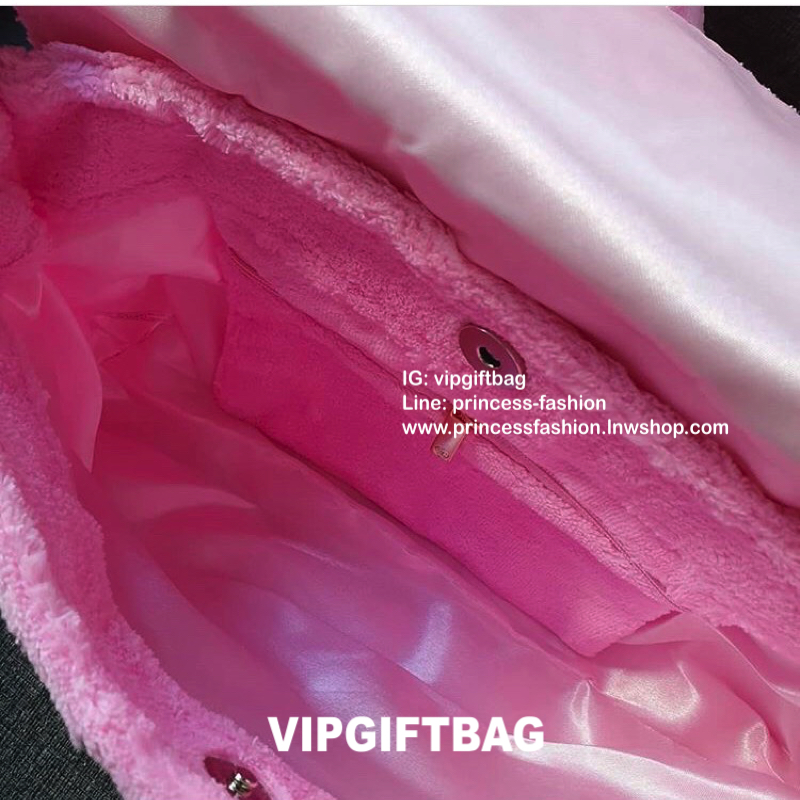 ชมพู MUST HAVE ITEM 2019 !! รุ่นยอดฮิตของ **วัยรุ่นสายสตรีท ทั่วโลก จากงาน CHANEL VIP GIFT **ของแท้100% **มีป้ายNOTFORSALE เป็นกระเป๋า ใบสวยรุ่นหายาก ขนาดกำลังดี ใช้ได้ทั้งหญิงชายเลยค่ะ ขนเฟอร์นิ่มมากกก เก็บของอย่างดี น้ำหนักเบา ด้านในมีช่องใส่ของจุกจิก M