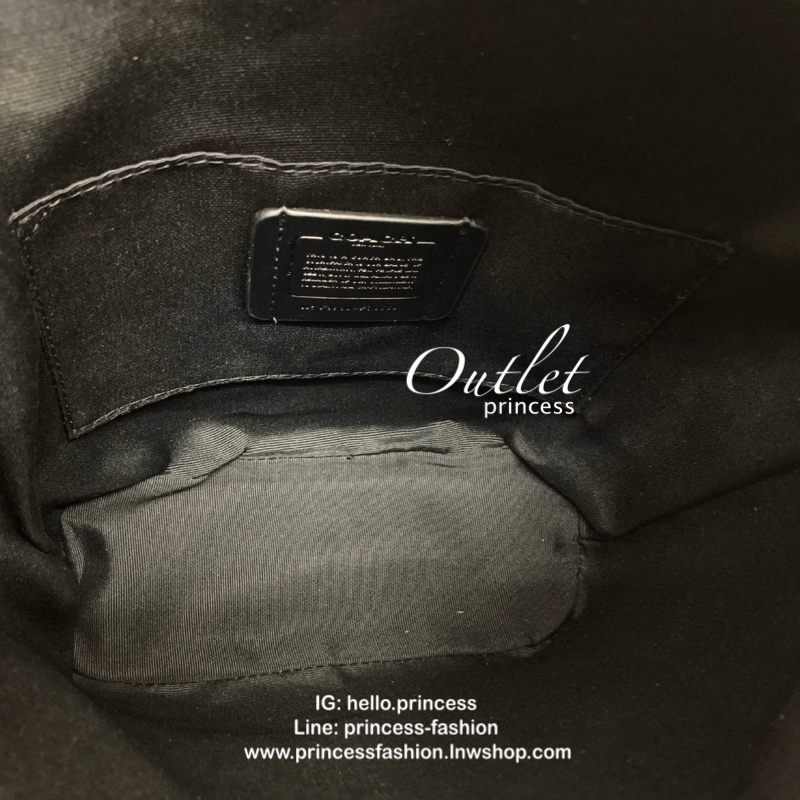 COACH PAXTON DUFFLE KHAKI BLACK กระเป๋าสะพายข้างหรือแบบ crossbody วัสดุ pvc อย่างดี หนังนิ่มสวยมากๆ เปิดปิดกระเป๋าด้วยซิป ภายในกว้างใส่ได้จุ มีข่องให้ใส่ของจุกจิกค่ะ สายสะพายแบบโซ่ต่อหนัง เลื่อนปรับระดับได้ ใบจริงสวยหรู ใช้ออกมาแล้วดูดีทีเดียว พร้อมส่งจำน