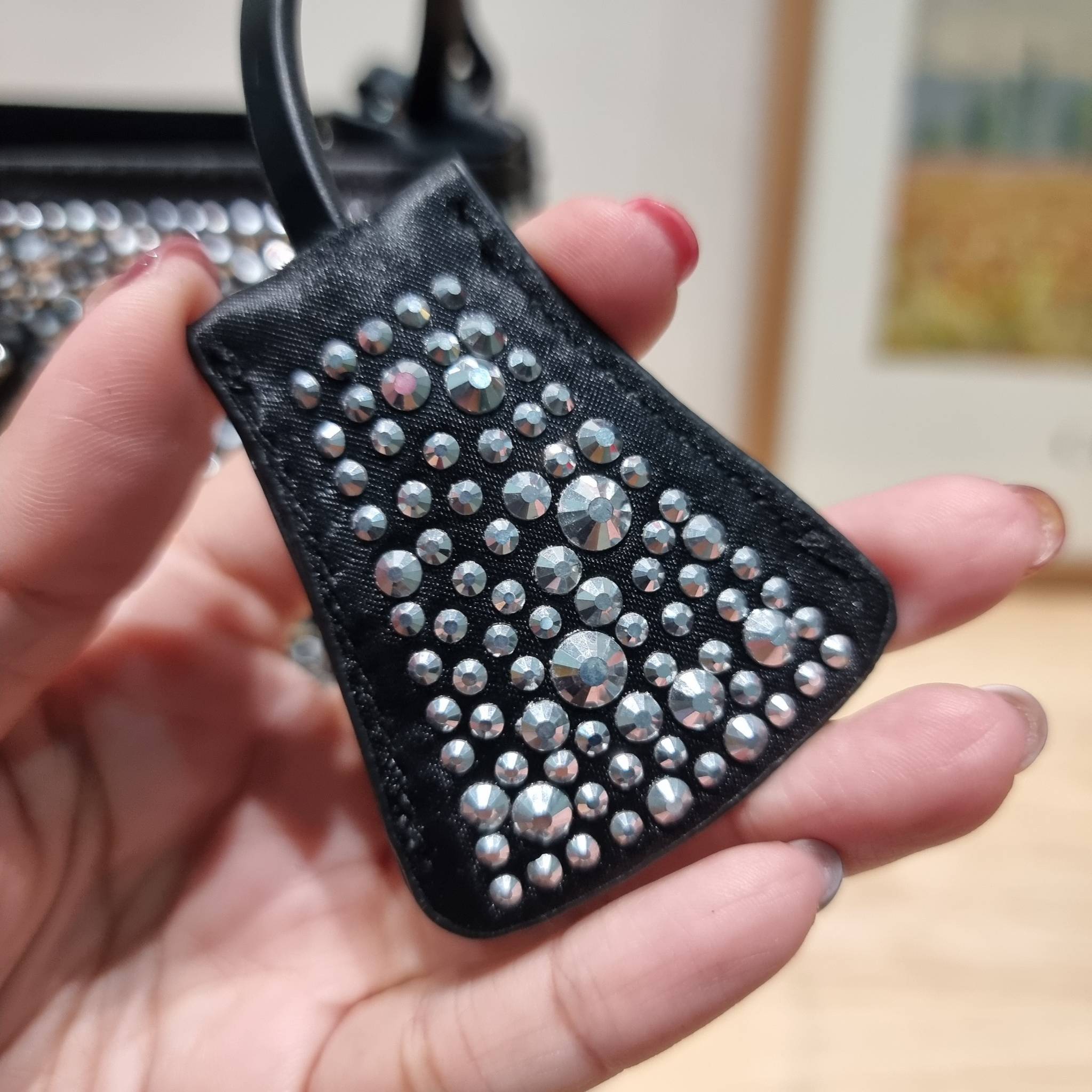 PRADA SMALL PANIER CRYSTAL EMBELLISHED TOTE BAG กระเป๋าสะพายทรงโท้ท ไซส์กำลังสวย หรูหรา โดดเด่น ถือออกงานก็ดูระยิบระยับเล่นแสง ทำให้ดูดีมีราคา มีสายคล้องในตัวและสายสะพายข้าง