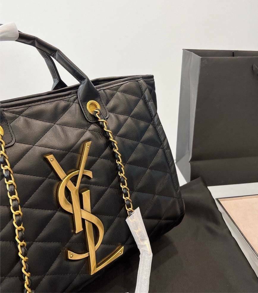 SAINT LAURENT ICARE MAXI SHOPPING BAG IN QUILTED LAMBSKIN / YSL ICARE MAXI SHOPPING BAG กระเป๋าทรงช็อปปิ้งใบใหญ่ มาพร้อมใบลูก พร้อมส่ง ใหม่ล่าสุด หนังนุ่มบุลายนวม โดดเด่นด้วยโลโก้แบรนด์และสายสะพายไหล่ใช้โซ่ทองอย่างดี สวยและหรูมากๆ ภายในกระเป๋ากว้างใส่สัมภ
