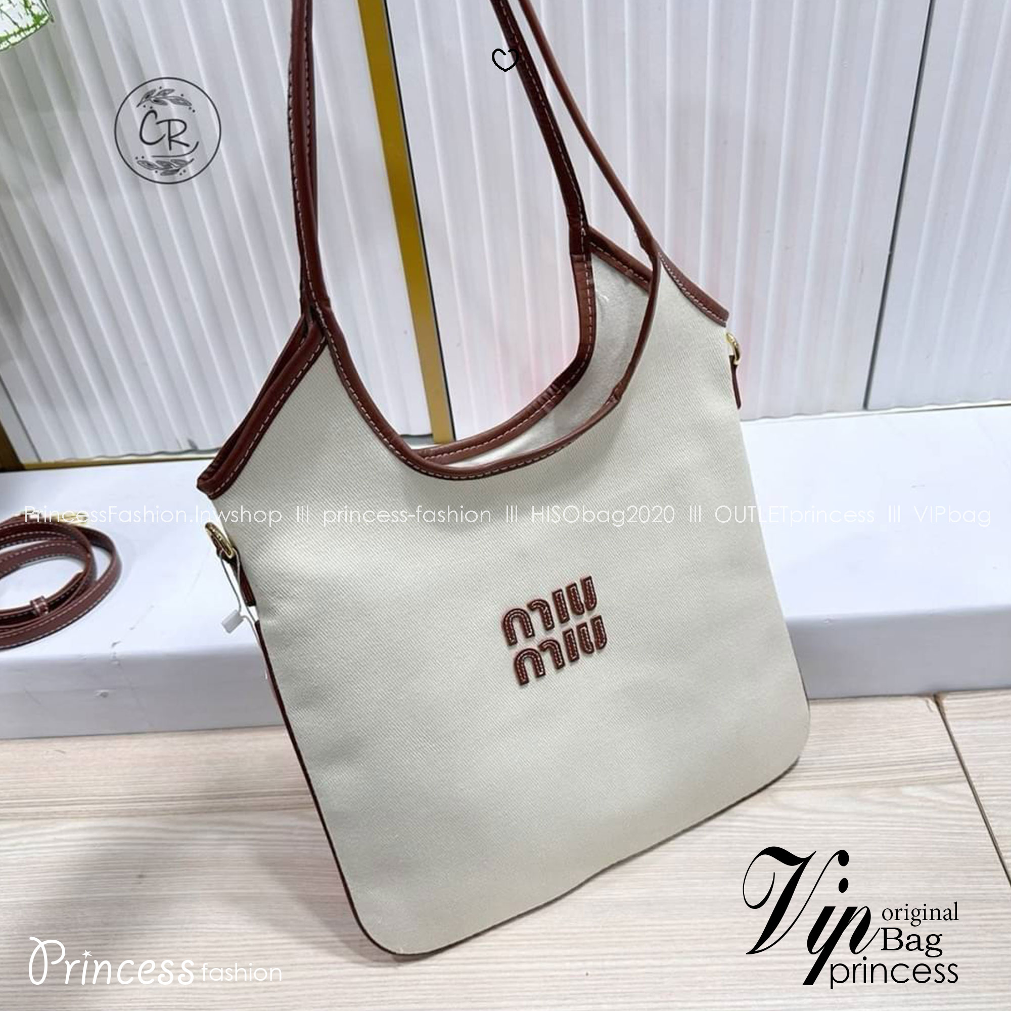 MIU MIU IVY canvas tote bag กระเป๋าทรงโท้ทผ้าแคนวาสรุ่นใหม่ ใบนี้มีสไตล์เมืองและลุคฤดูร้อนอันโดดเด่น ภายในกว้างขวาง ใช้ในวันสบายๆ แต่ยังแฝงความเรียบหรูเอาอยู่ทุกอริยาบทค่ะ