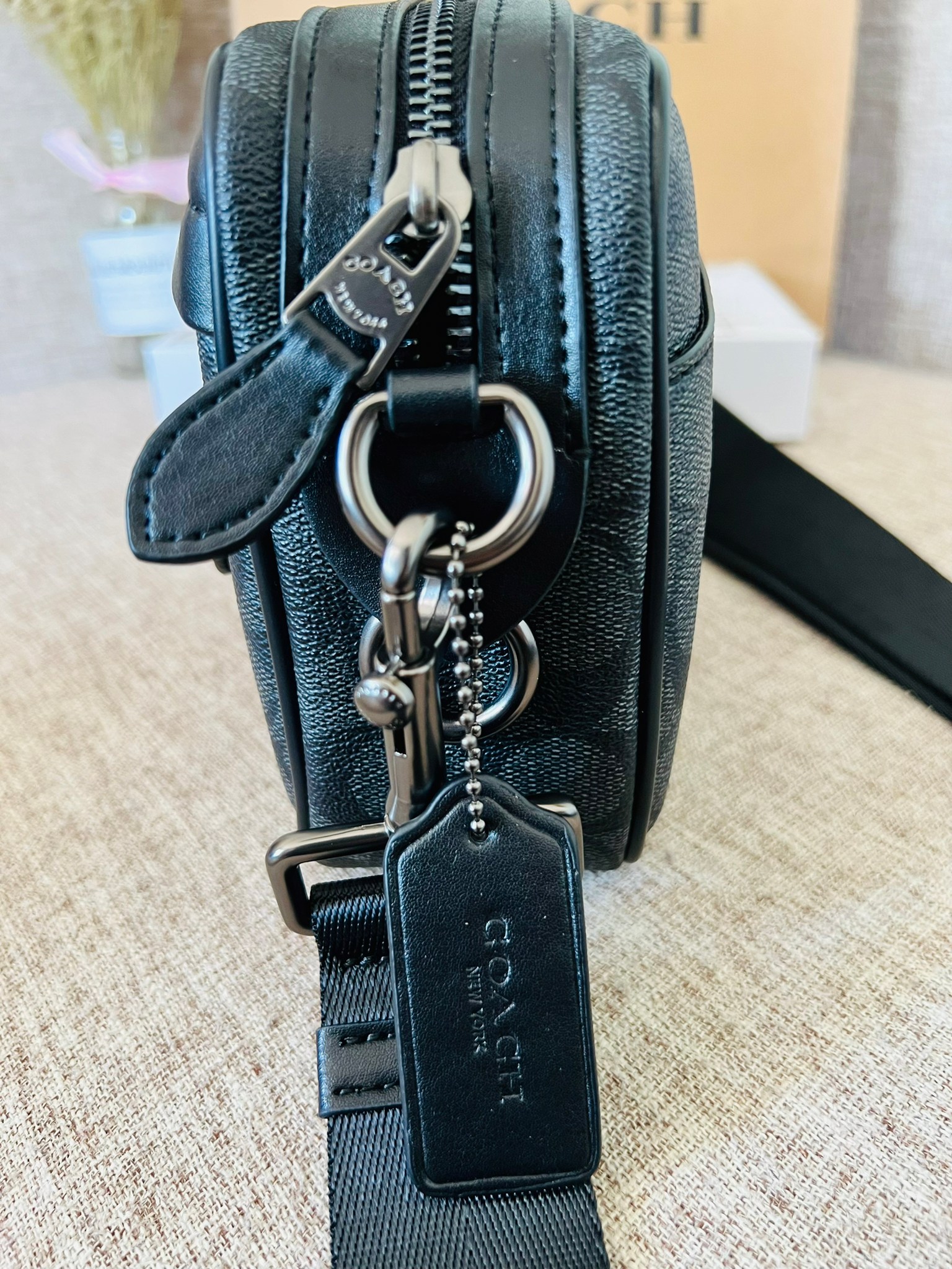 COACH GRAHAM CROSSBODY IN SIGNATURE CANVAS F50715 ผ้าใบเคลือบซิกเนเจอร์พร้อมรายละเอียดหนังลูกวัวที่ผ่านการกลั่น| ภายในกระเป๋ามัลติฟังก์ชั่น| ปิดซิป ซับในผ้า| ด้านนอกมีซิปและกระเป๋าสลิป| สายสะพายถอดได้ 53" สำหรับสะพายไหล่หรือ crossbody